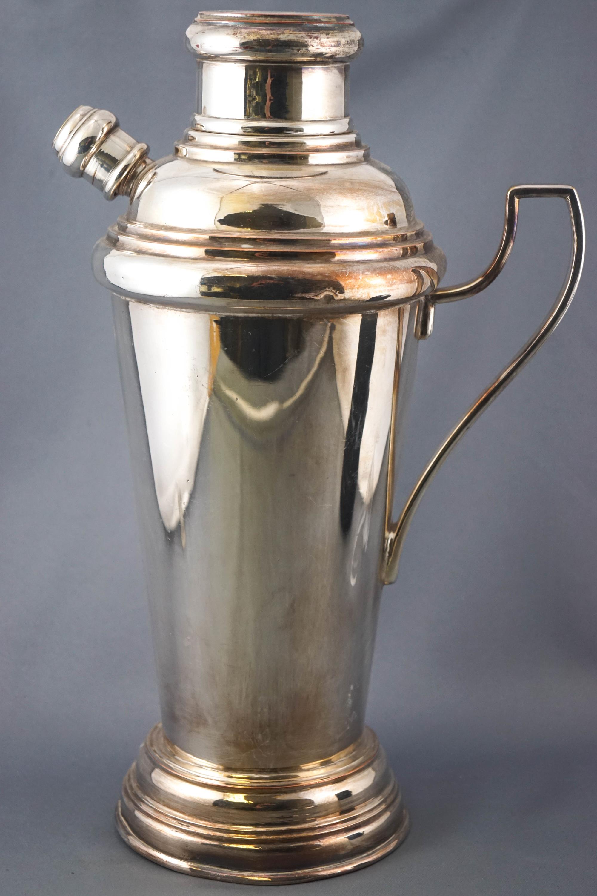 Three EPNS cocktail shaker, of traditional Art Deco design, - Bild 2 aus 4