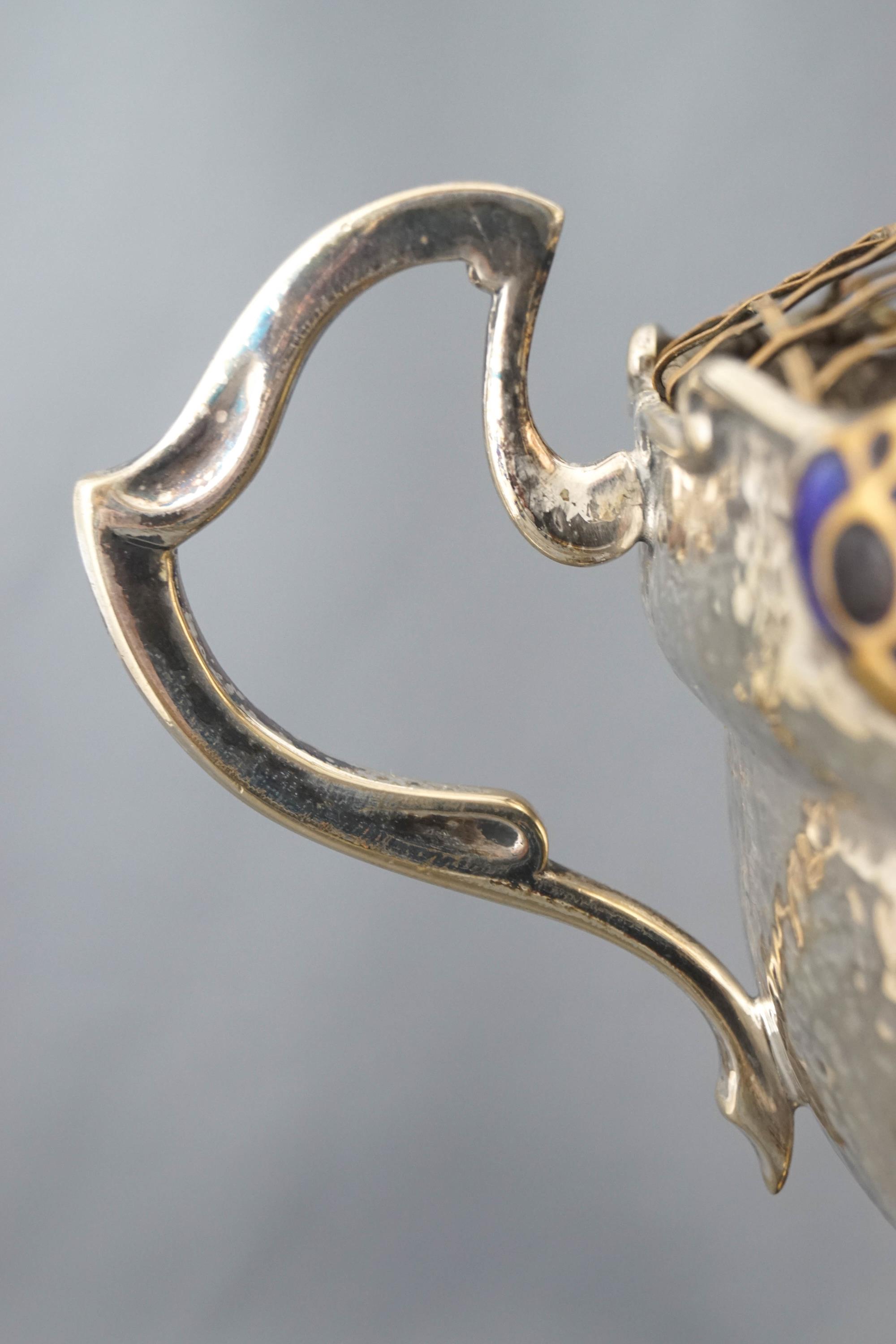 A silver plated two handled rose bowl on a plinth, of Art Nouveau form with a spot hammered finish, - Bild 3 aus 3