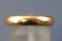 A yellow metal court shape wedding ring, size: S. Hallmarked 22ct gold. 6.