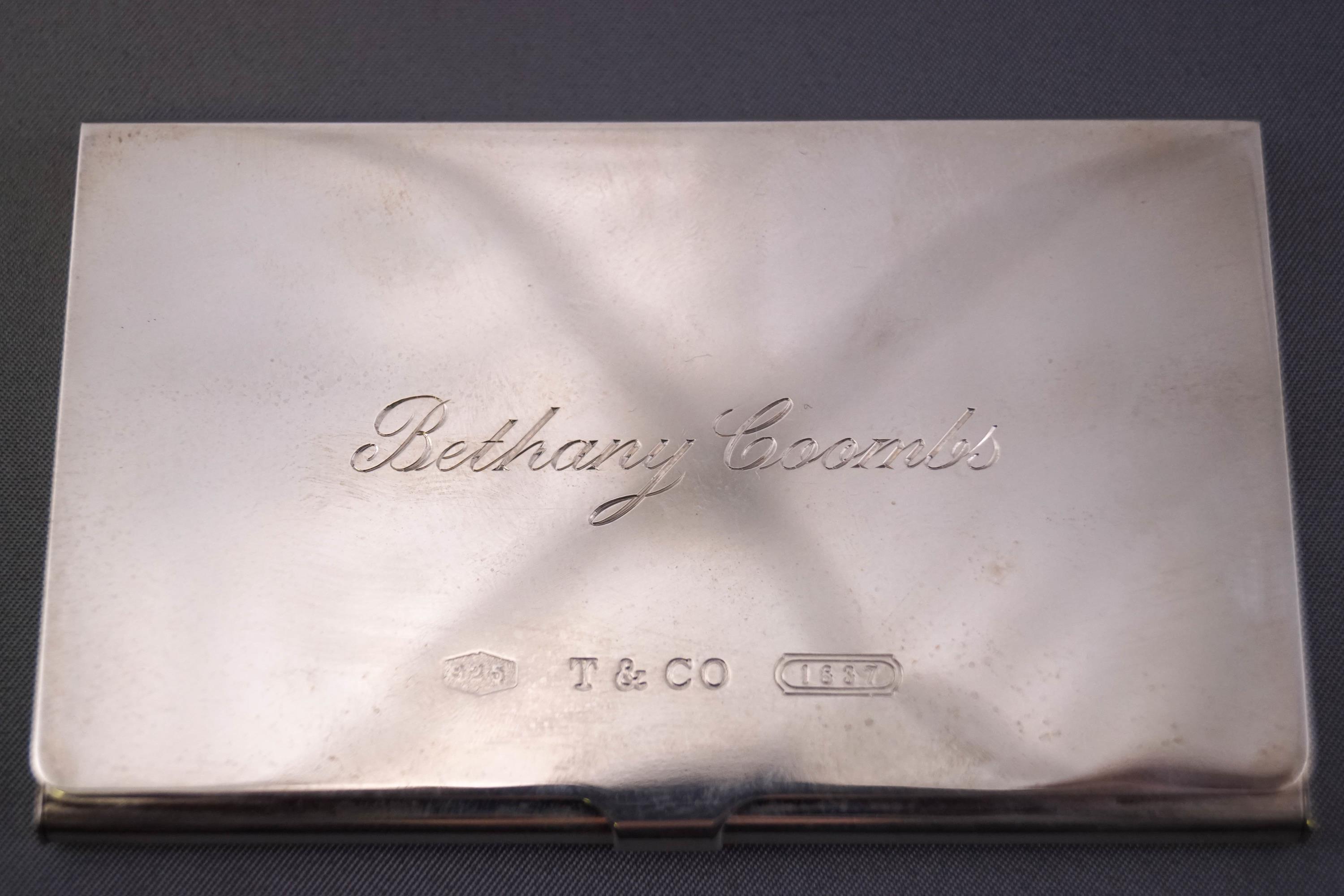 A Tiffany & Co plain rectangular form silver card case with flip top lid, 6cm x 9 cm, - Bild 3 aus 4