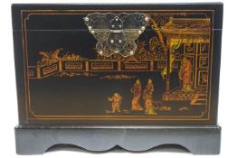 A Chinoiserie box, decorated with figures by a building,