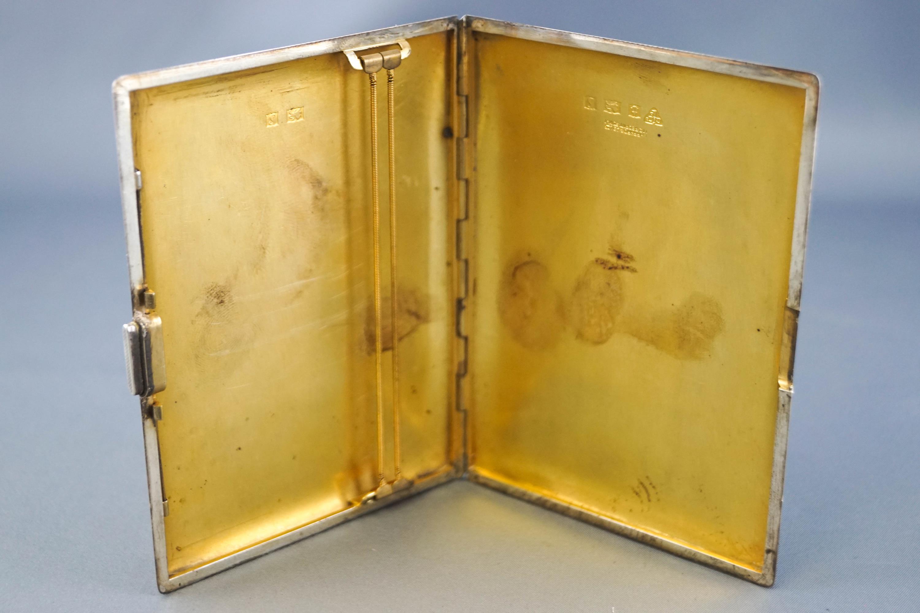 A plain rectangular form engine turned silver cigarette case with gilt interior, Garrard & Co, - Bild 2 aus 2