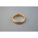 A yellow metal D shaped wedding ring, hallmarked 9ct gold, Sheffield. Size: U 6.