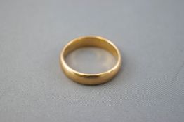 A yellow metal D shaped wedding ring, hallmarked 9ct gold, Sheffield. Size: U 6.