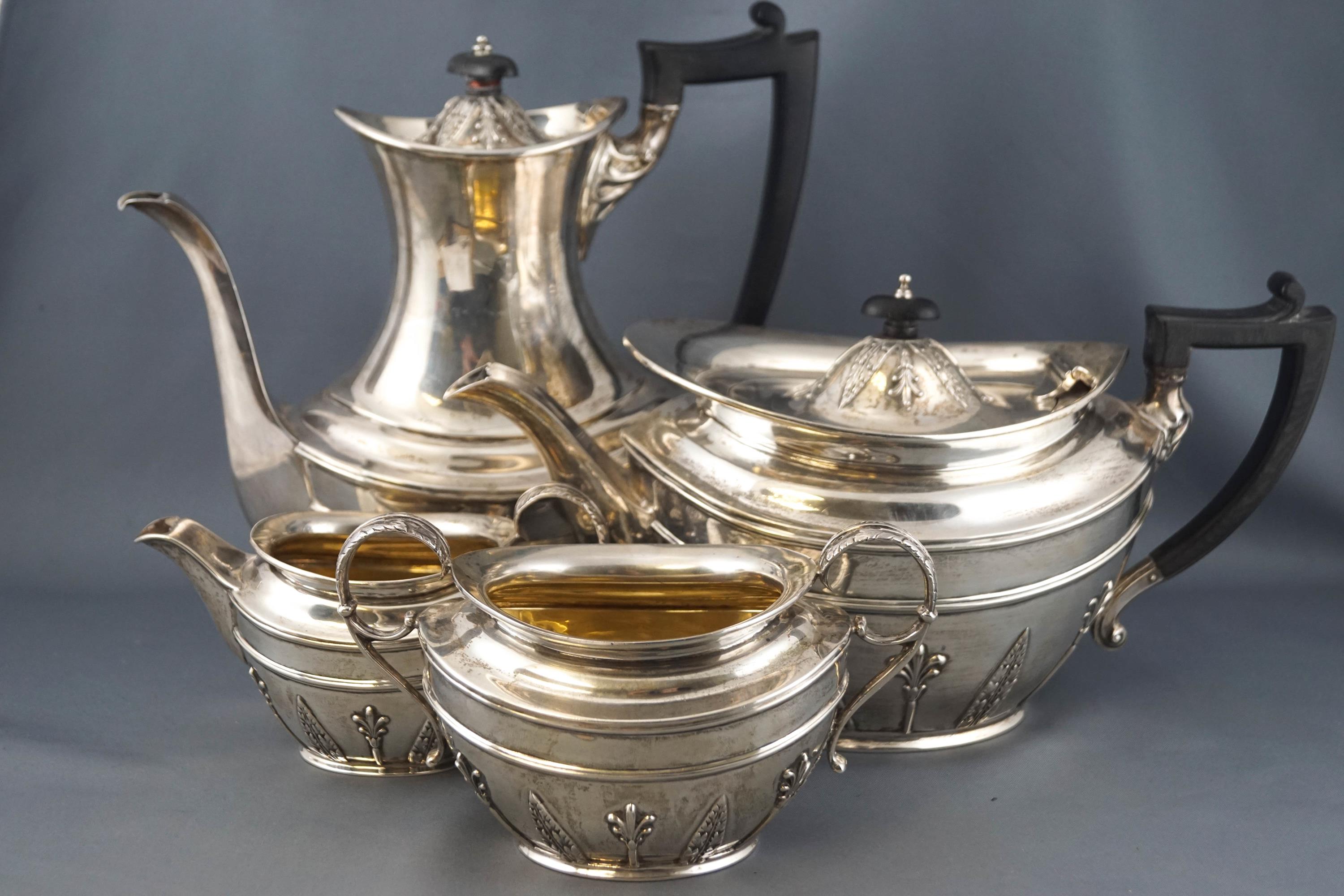 A silver French style four piece tea and coffee service, of oval form, with domed covers, - Bild 5 aus 6