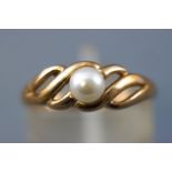 A yellow metal single stone ring set with a 5mm cultured pearl (untested).
