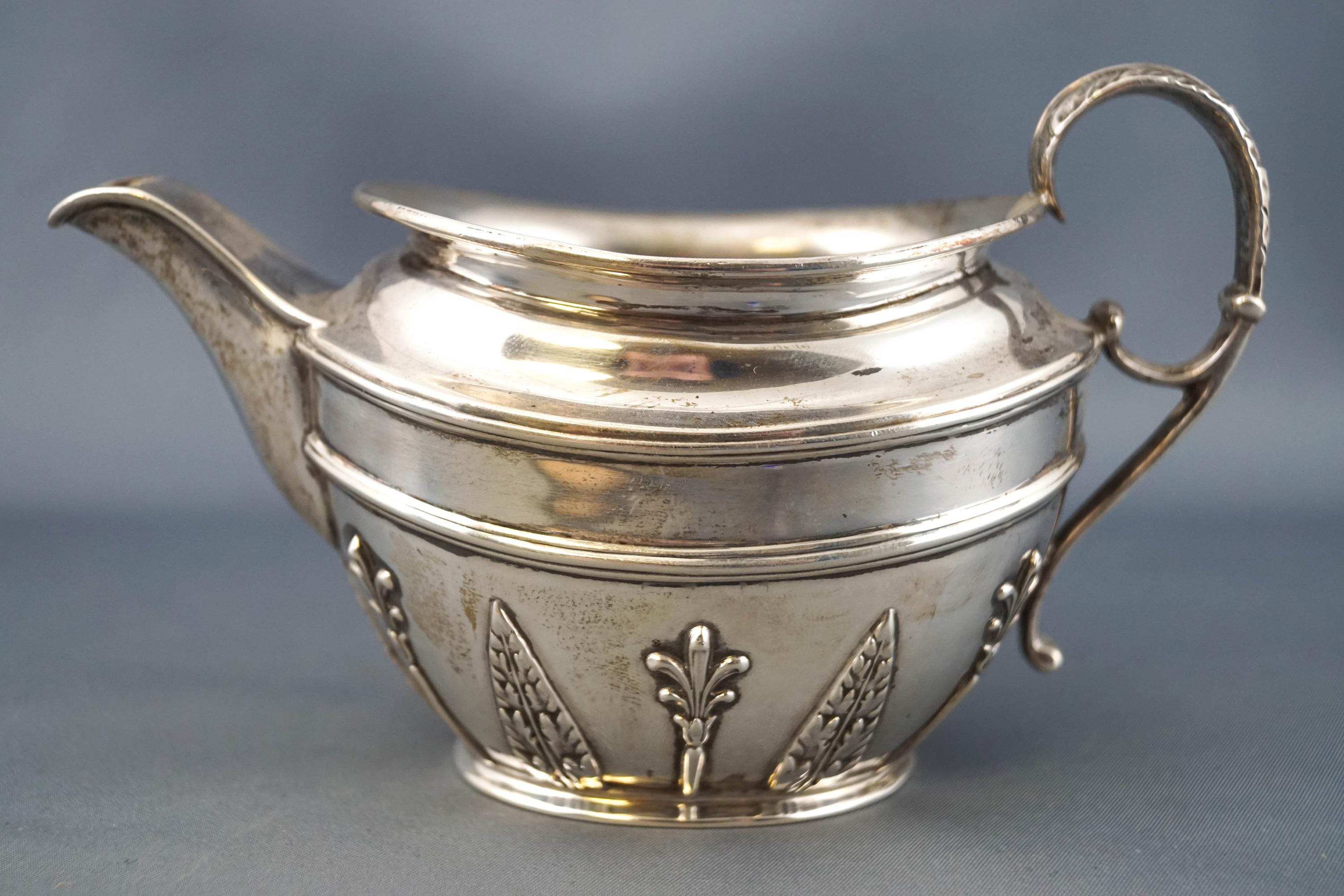 A silver French style four piece tea and coffee service, of oval form, with domed covers, - Bild 6 aus 6