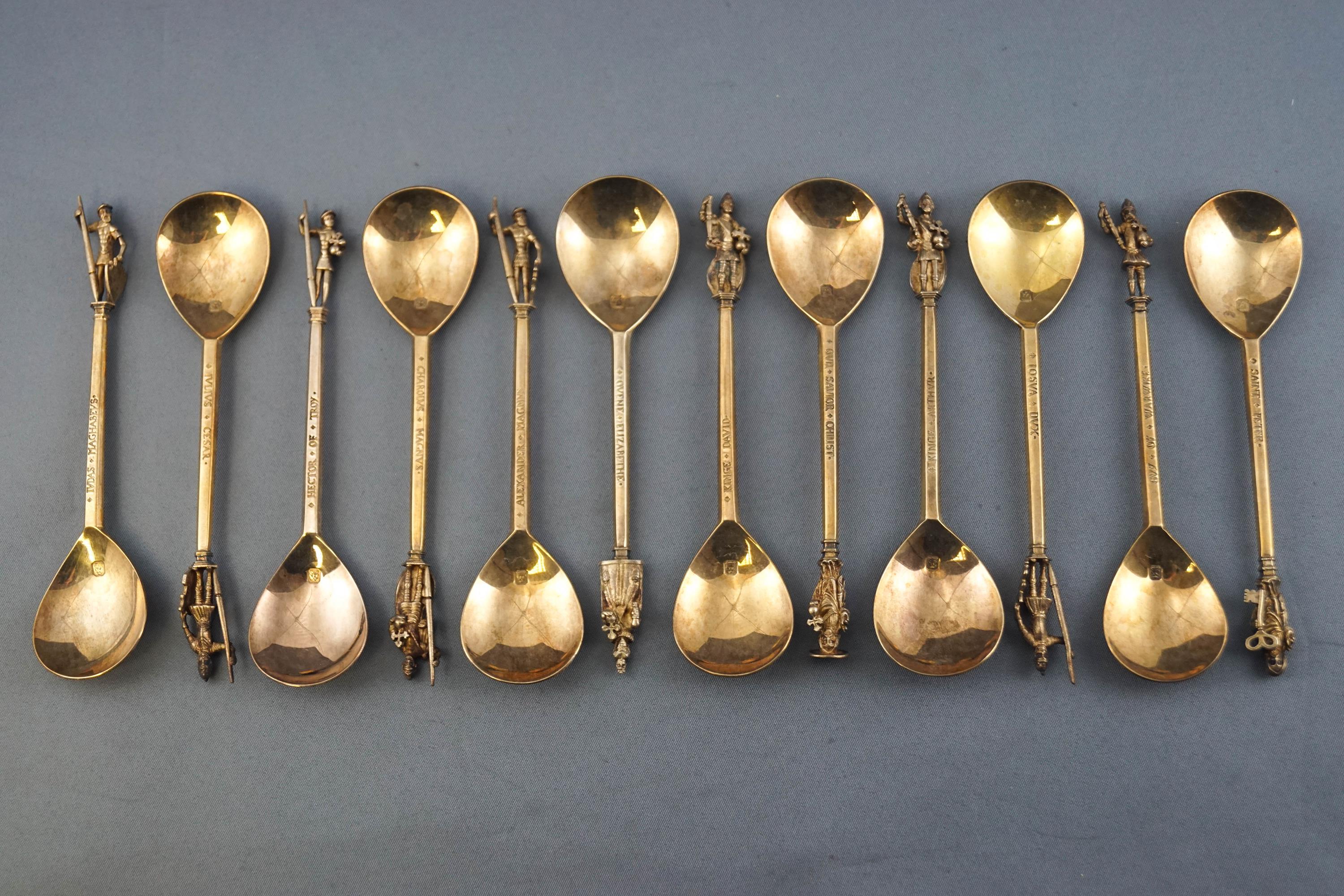 A cased set of twelve silver gilt Apostle type tea spoons, the Tichborne spoons, - Bild 2 aus 4