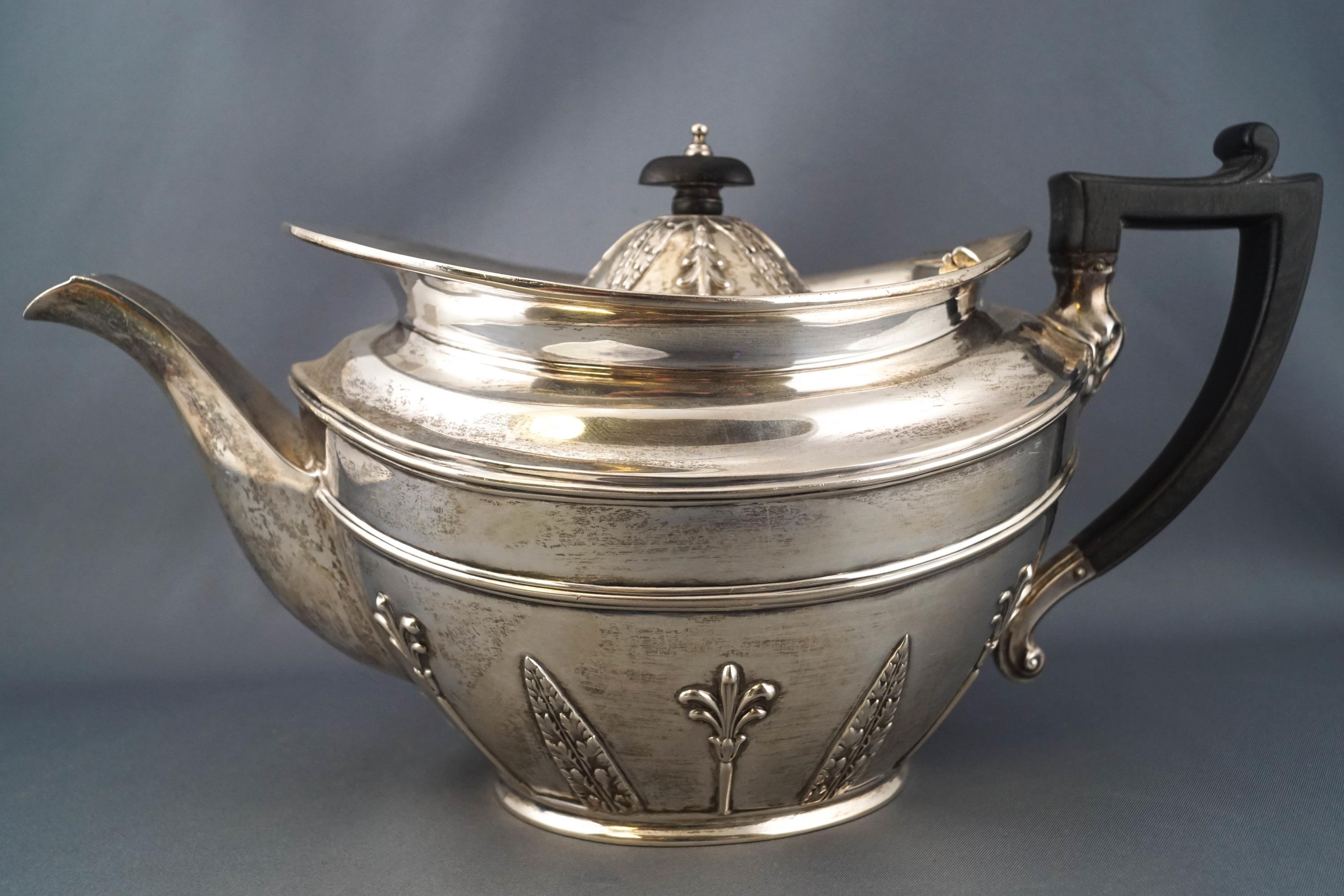 A silver French style four piece tea and coffee service, of oval form, with domed covers, - Bild 2 aus 6