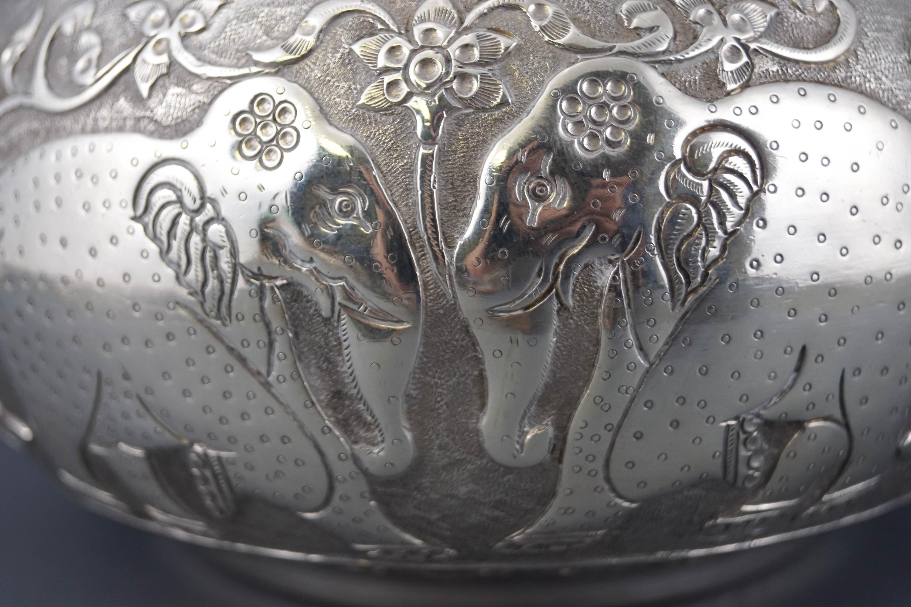 An Indian white metal covered bowl, the bellied body chased and engraved with tigers, - Bild 2 aus 2