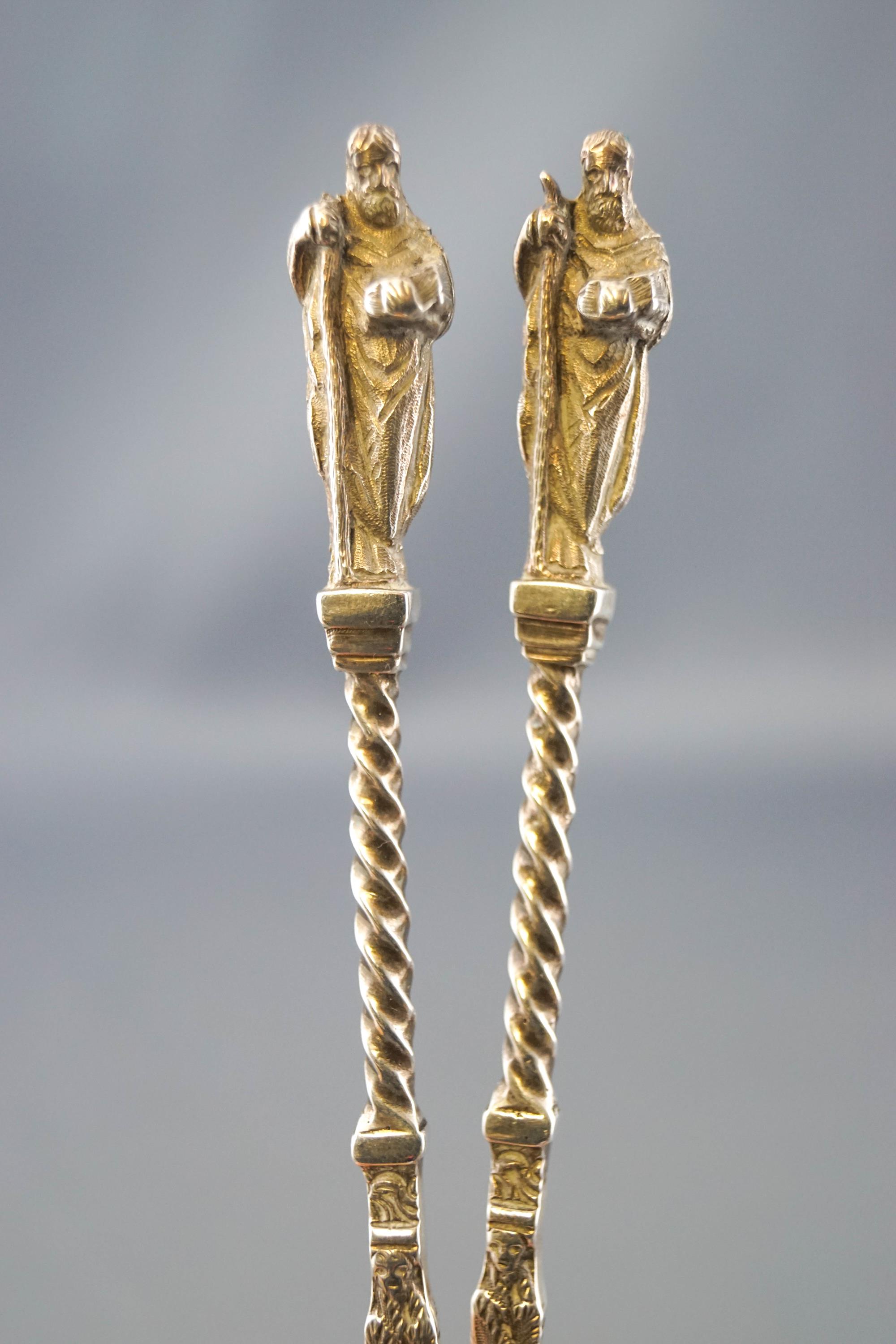 A pair of large silver Apostle type spoons with terminal figures of a pilgrim holding a book and - Bild 2 aus 4