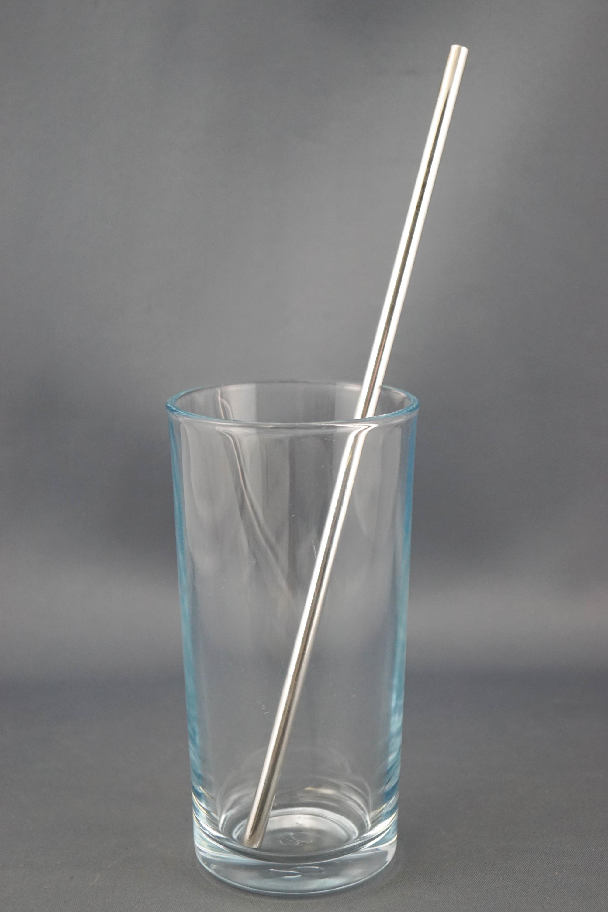 A plain form cylindrical silver straw, London 1993, 23cm high, - Bild 2 aus 3