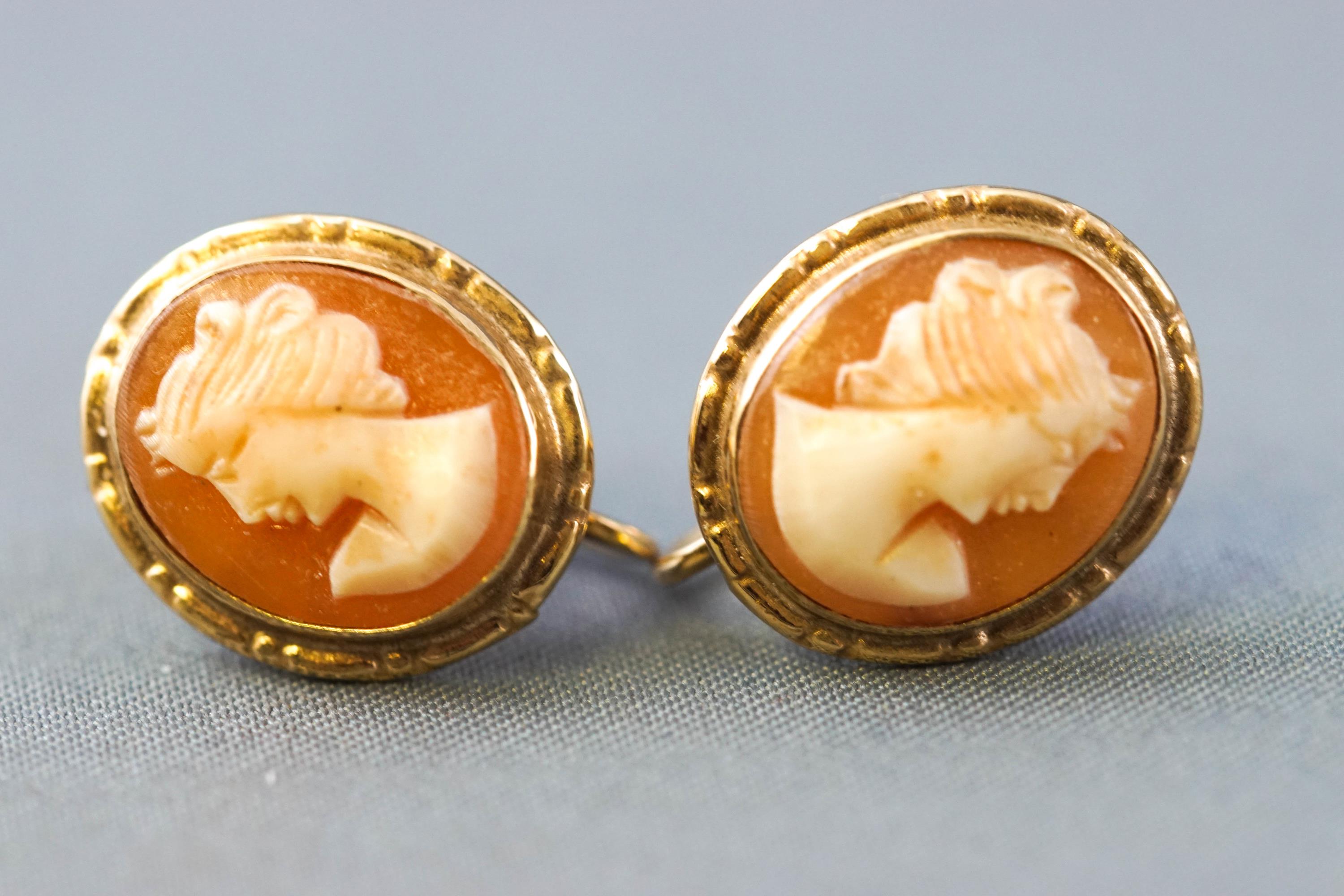 A yellow metal oval cameo brooch with base metal pin together with a pair of oval cameo screw clip - Image 2 of 2
