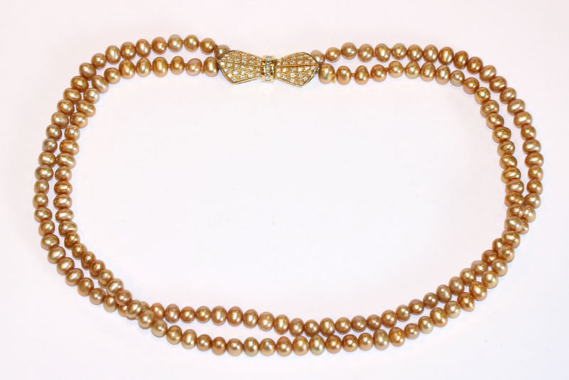 Perlenkette, 2-reihig mit 18 k Gelbgold Schließe, besetzt mit 63 Diamanten, L 40 cm, schöne