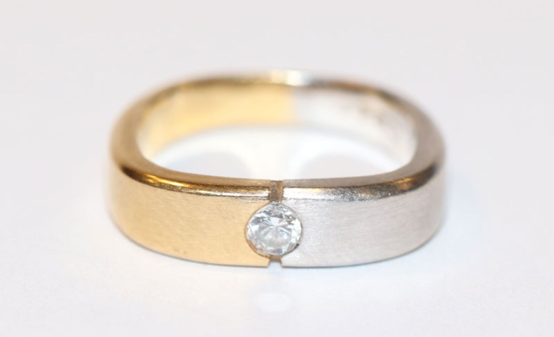 18 k Weiß- und Gelbgold Ring, mattiert, mit einem Diamant, Gr. 48, 6,3 gr.