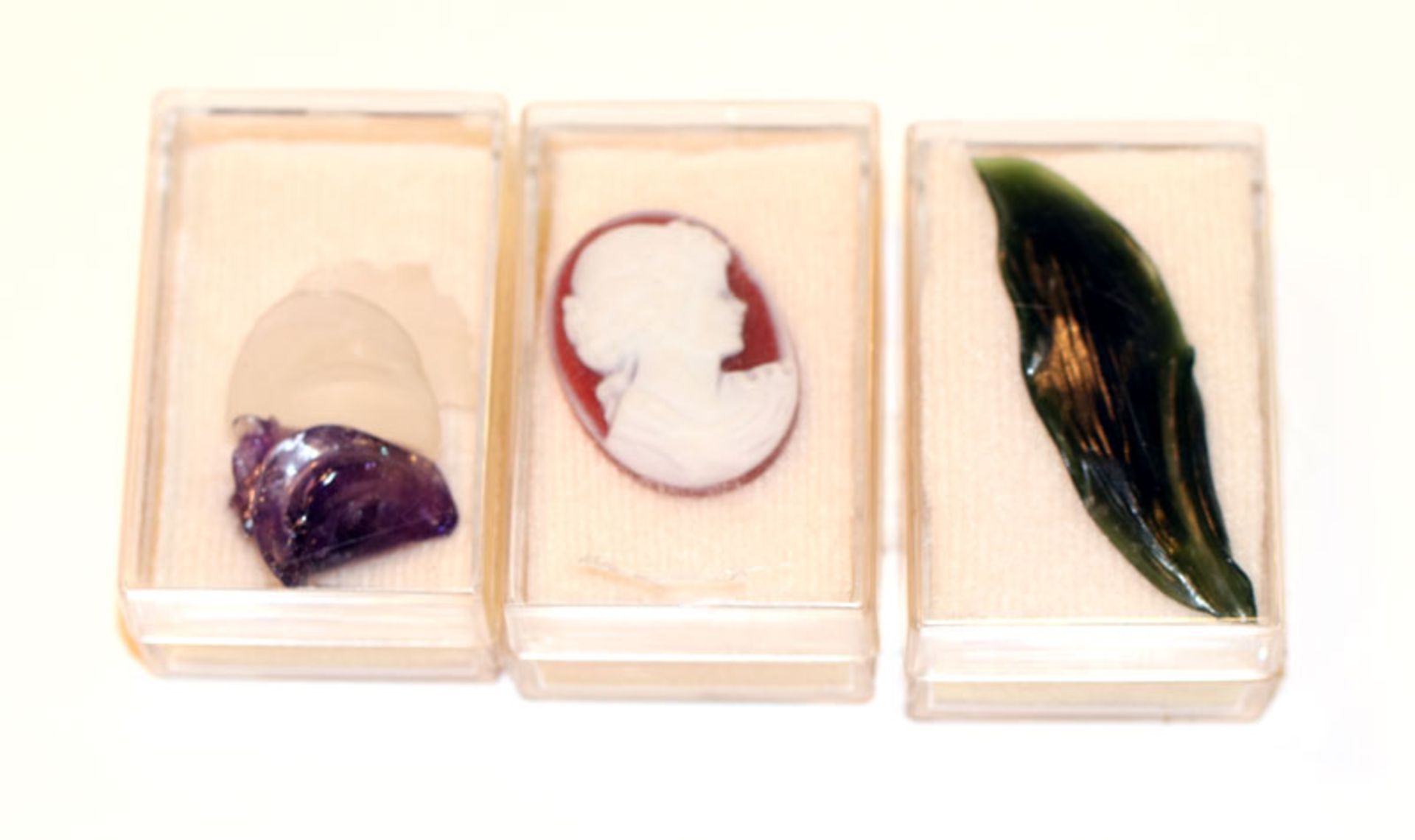 Konvolut: Nephrit Maiglöckchen Blatt, L 5,5 cm, Achat Kamee rot/weiß mit Damenbildnis, und 2