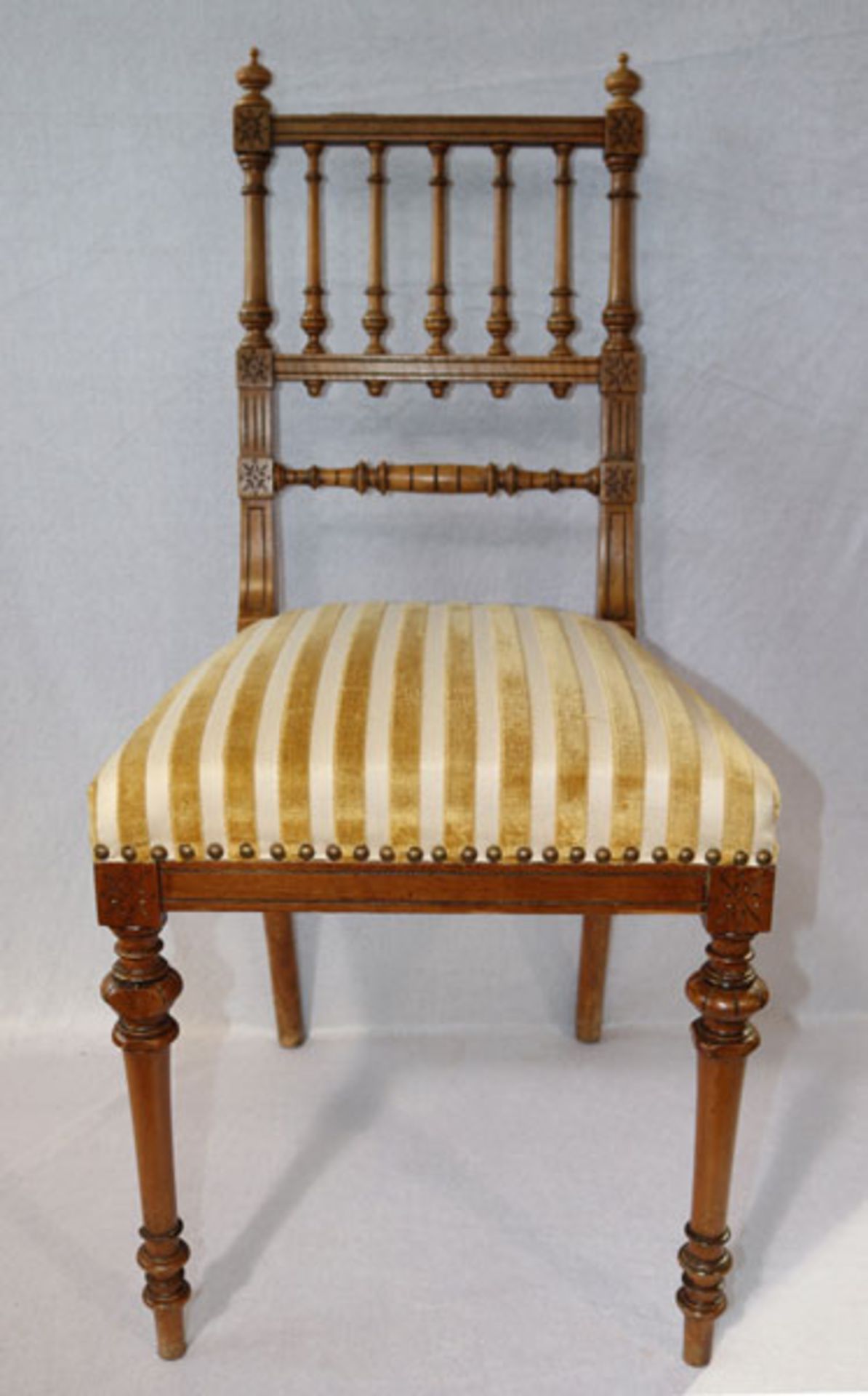 Paar Holzstühle, teils gedrechselt, Sitz gepolstert und beige/gelb bezogen, um 1900, H 92 cm, B 42