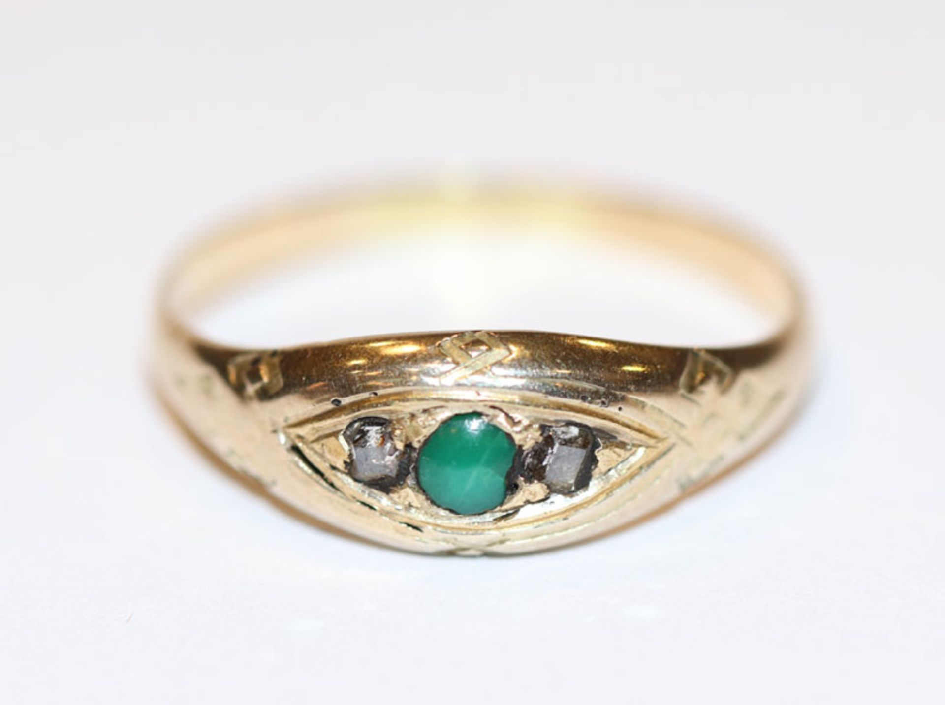 14 k Gelbgold (geprüft) Ring mit 21 Diamanten und grünem Farbstein, 19. Jahrhundert, Gr. 61,