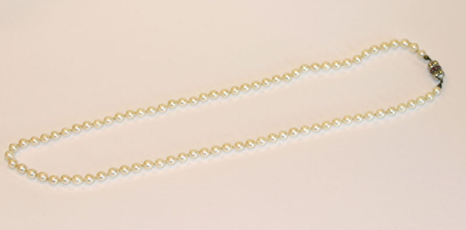 Perlenkette mit 14 k Weißgold Schließe mit Rubinen besetzt, L 64 cm, Tragespuren