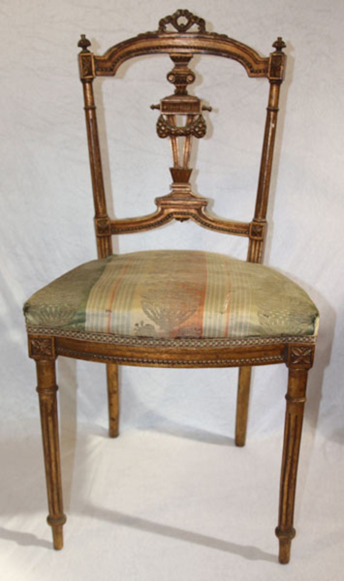 Holzstuhl, Rückenlehne beschnitzt, Sitz gepolstert und bezogen, 19. Jahrhundert, H 86 cm, B 42 cm, T