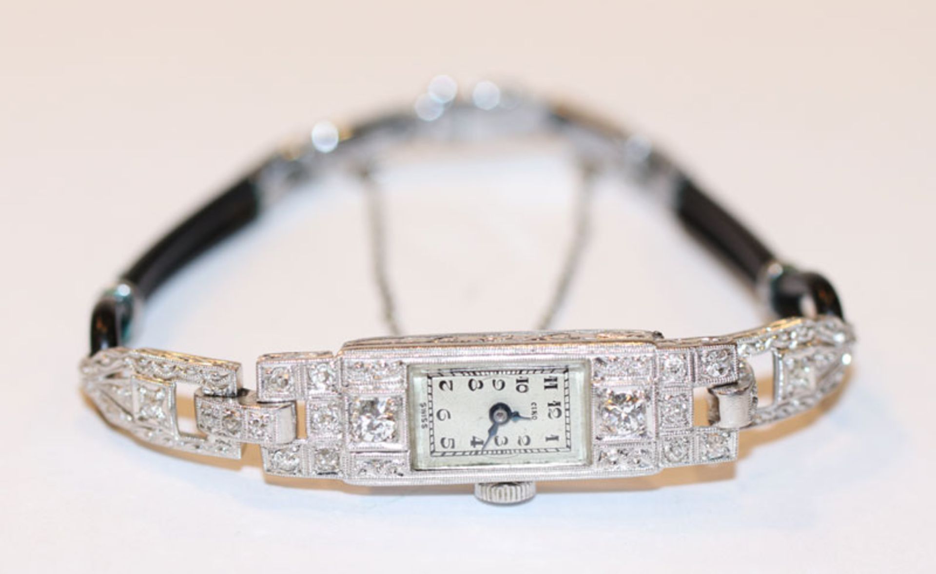Dekorative Platin Damen Armbanduhr mit 20 Diamanten besetzt, Schweiz um 1920/30, intakt, an