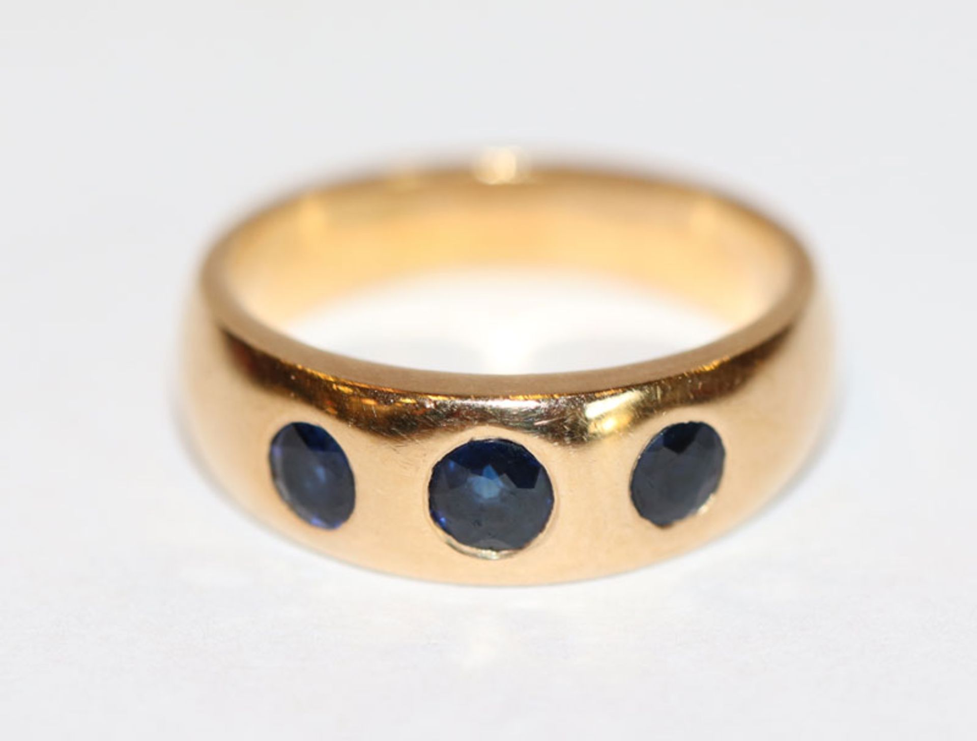 14 k Gelbgold Bandring mit 3 Safiren, Gr. 47