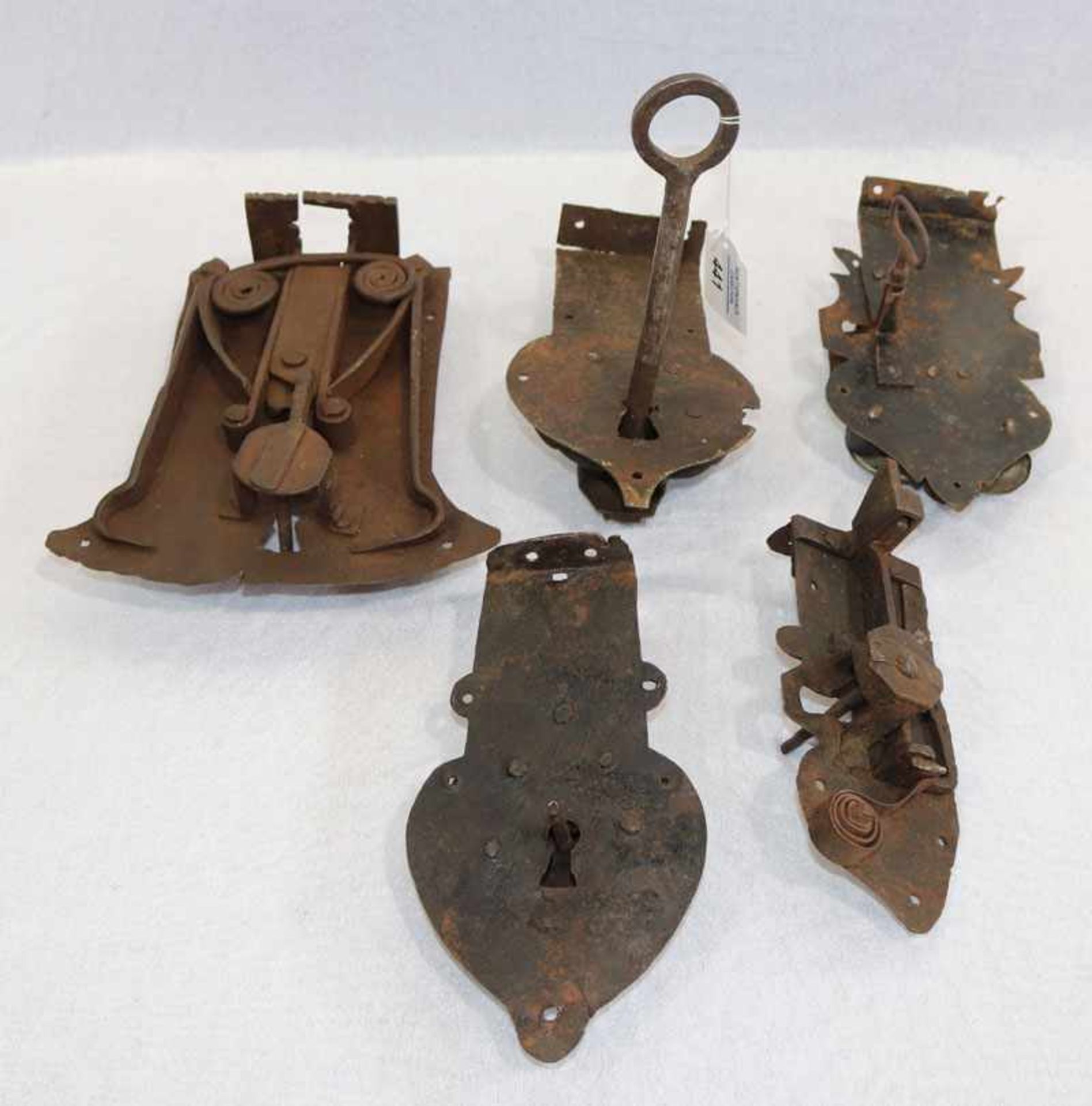 Konvolut von 5 antiken Schlössern, 2 davon mit Schlüssel, 18./19. Jahrhundert, verschiedene