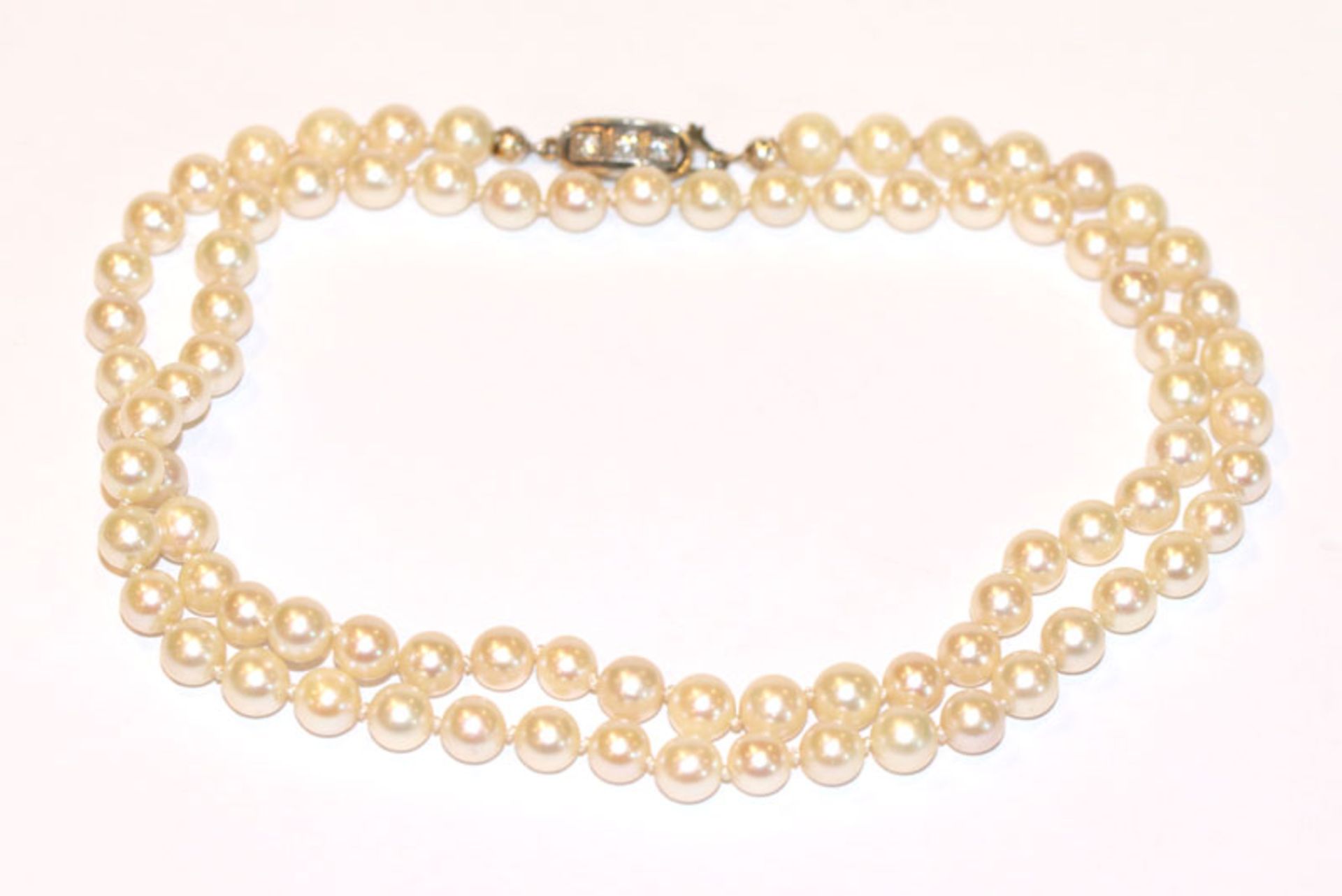 Perlenkette mit 14 k Weißgold Schließe, besetzt mit 3 Diamanten, L 58 cm