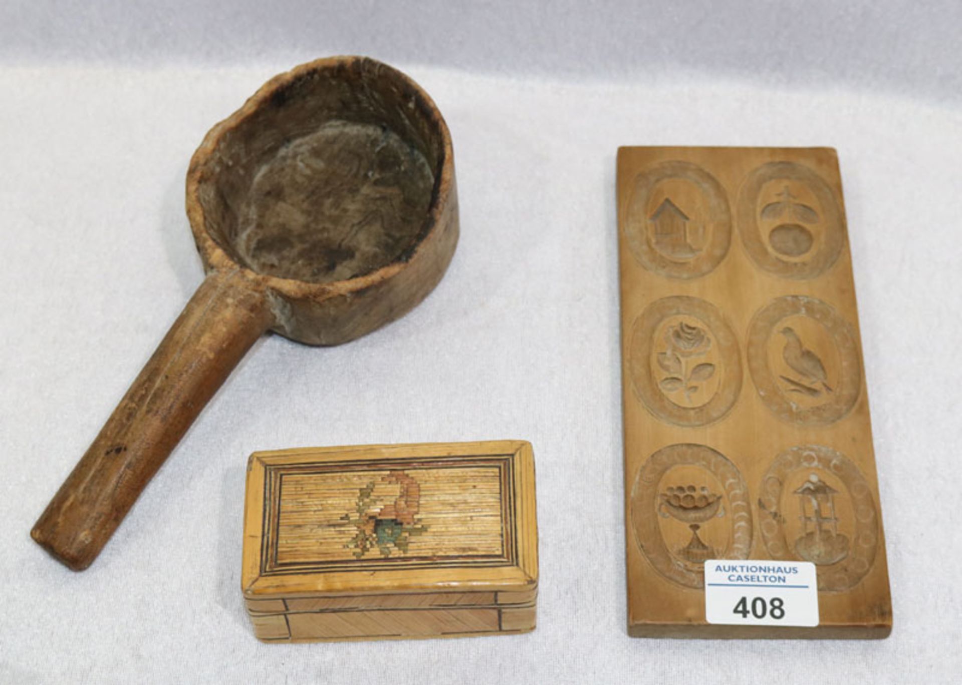 Holz Konvolut: Buttermodel, 20,5 cm x 9 cm, Schöpfer, L 21,5 cm, und Strohkästchen, H 4 cm, B 9,5