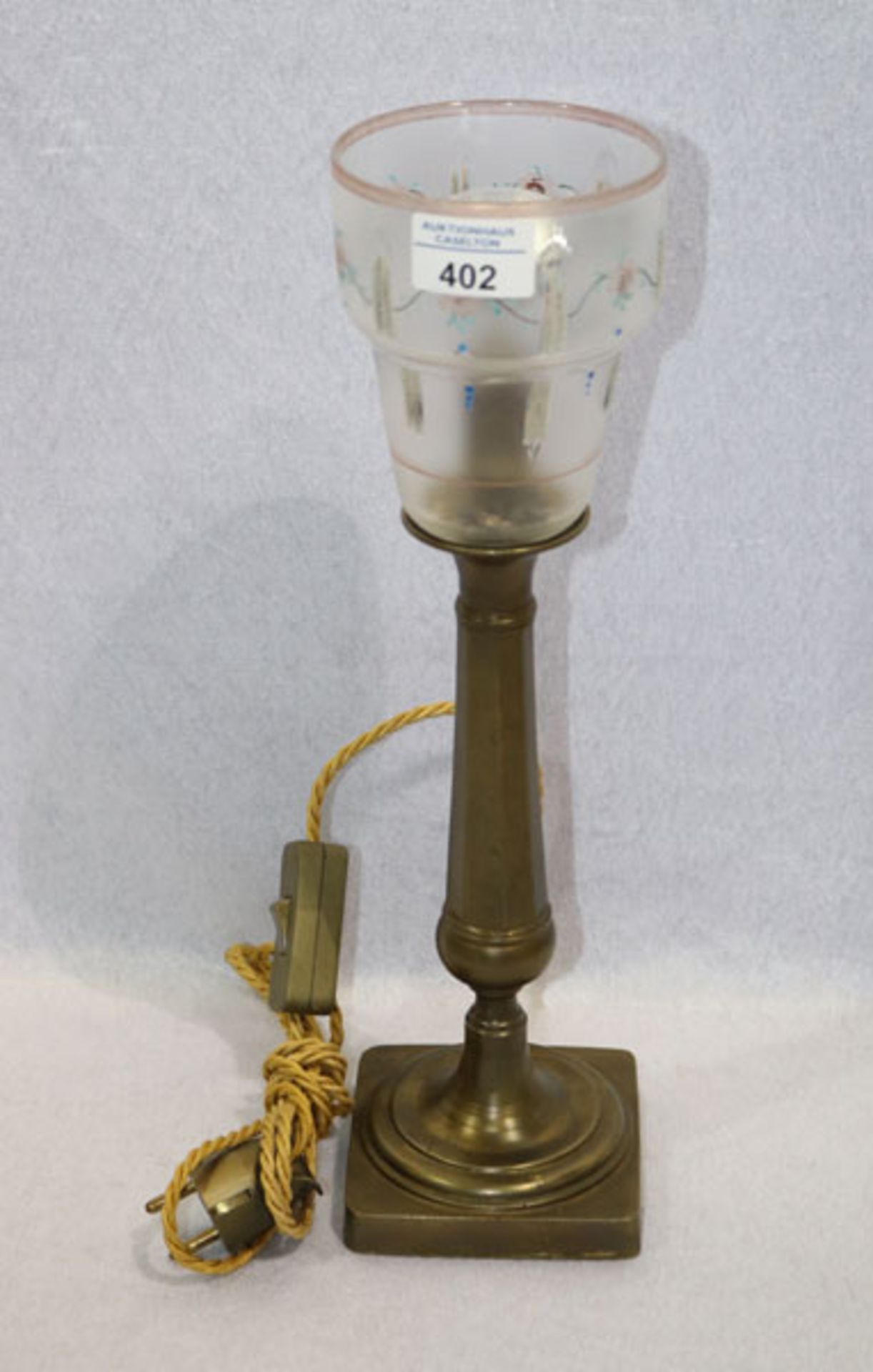 Tischlampe mit Metallfuß und Glaskelch, bemalt mit Blumendekor, teils berieben, H 40 cm, Funktion