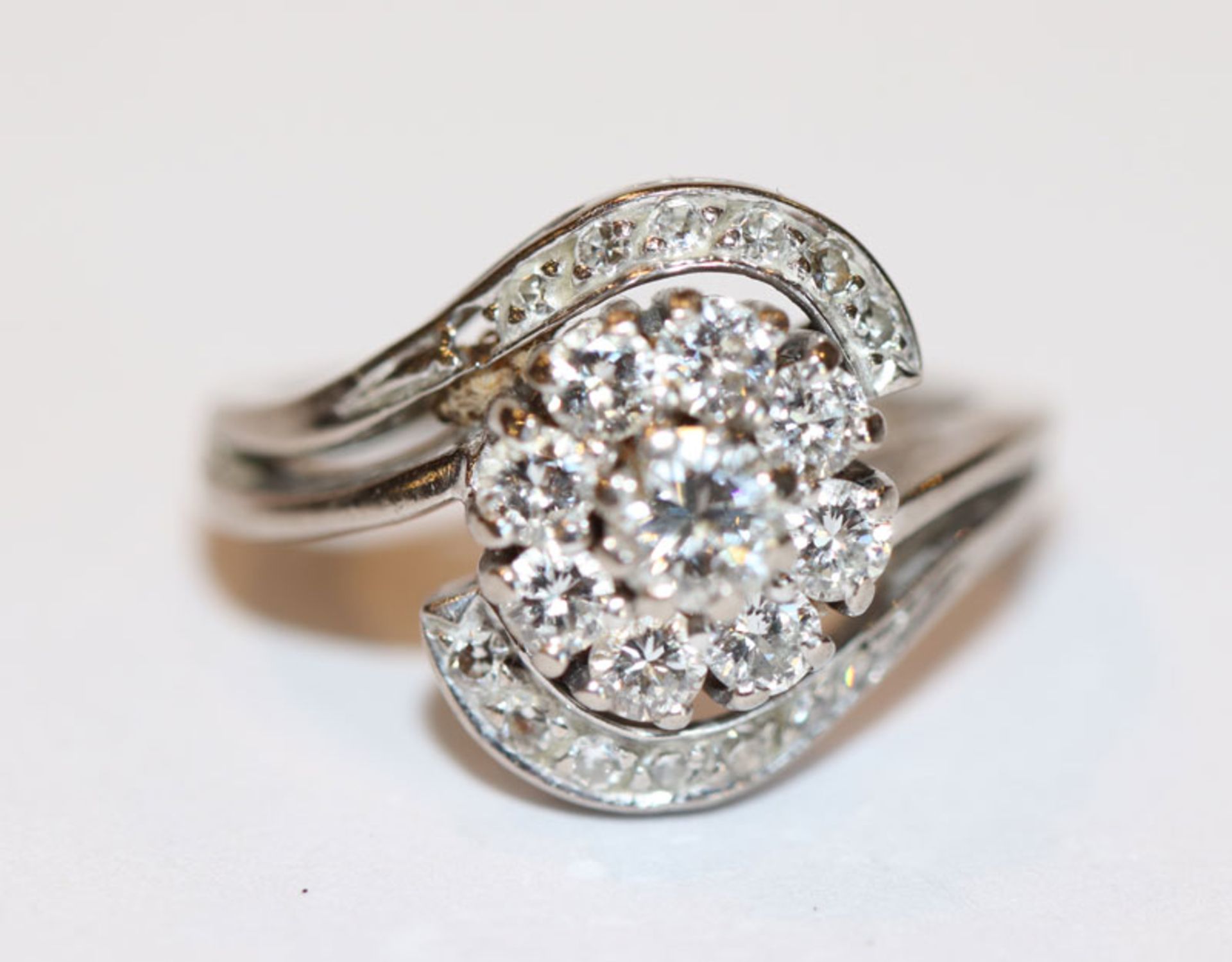 18 k Weißgold Ring mit Diamanten, ein Stein fehlt, Gr. 50, mit Originalrechnung von 1983 über DM
