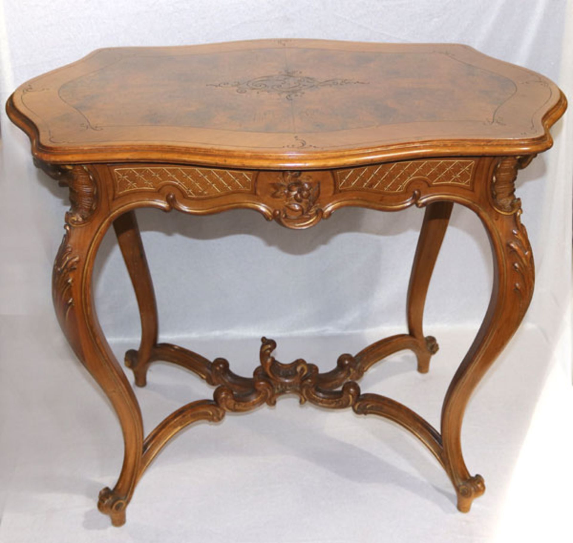 Tisch auf geschwungenen Beinen, beschnitzt, Tischplatte mit Wurzelholzeinlage, H 75 cm, B 90 cm, T