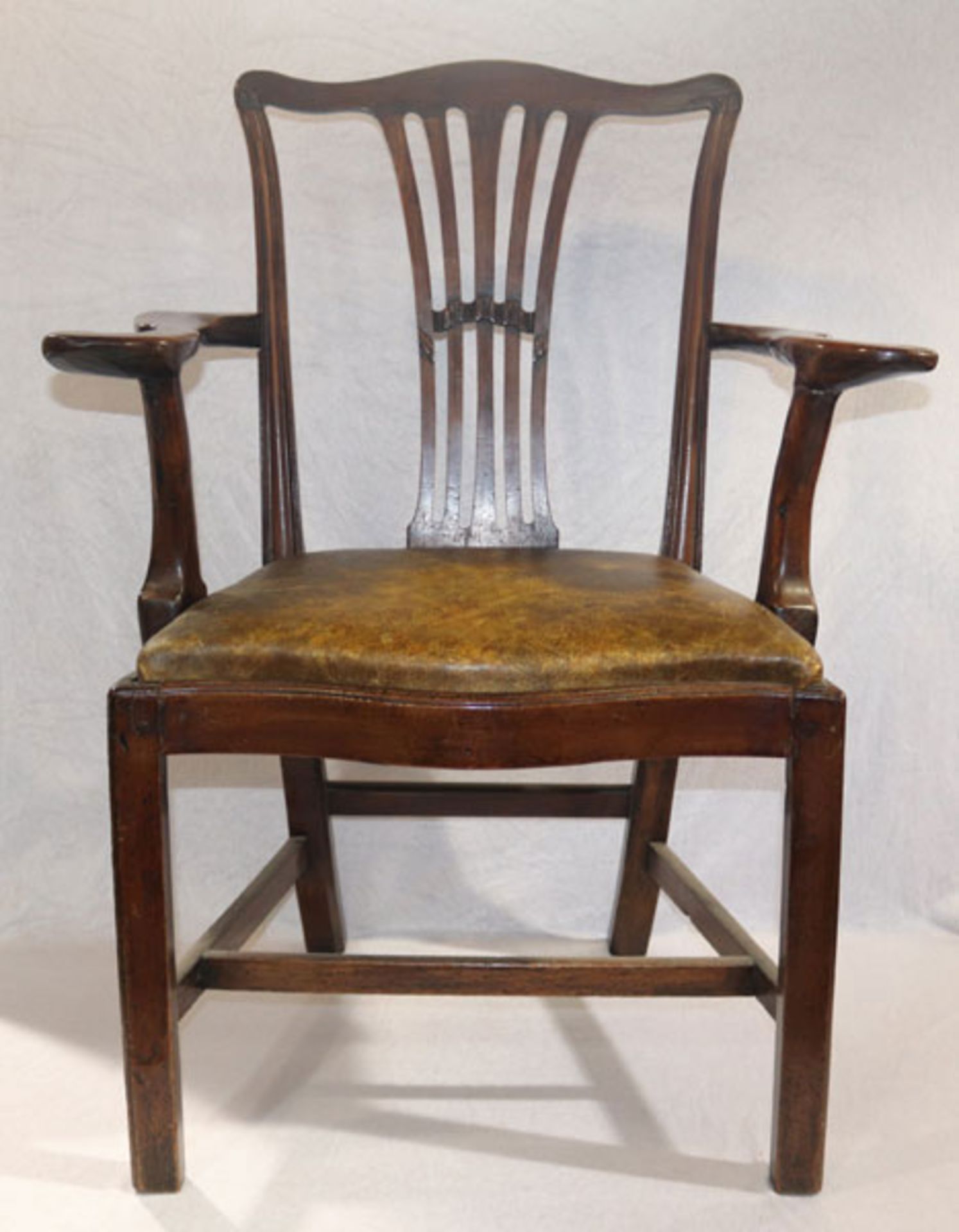 Armlehnstuhl, England, 19. Jahrhundert, Sitz gepolstert und mit Leder bezogen, H 96 cm, B 70 cm, T