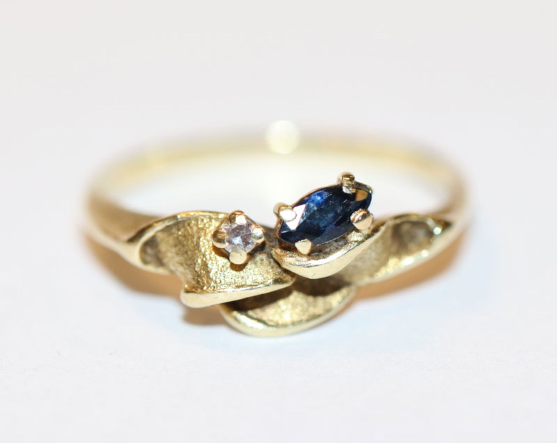 14 k Gelbgold (geprüft) Ring, teils mattiert und mit Safir und Diamant, Gr. 56