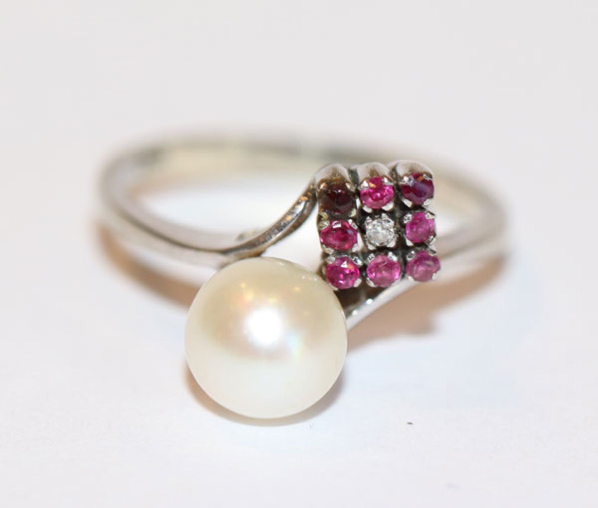 18 k Weißgold Ring mit Perle, 8 Rubinen und kleinem Diamant, Gr. 50