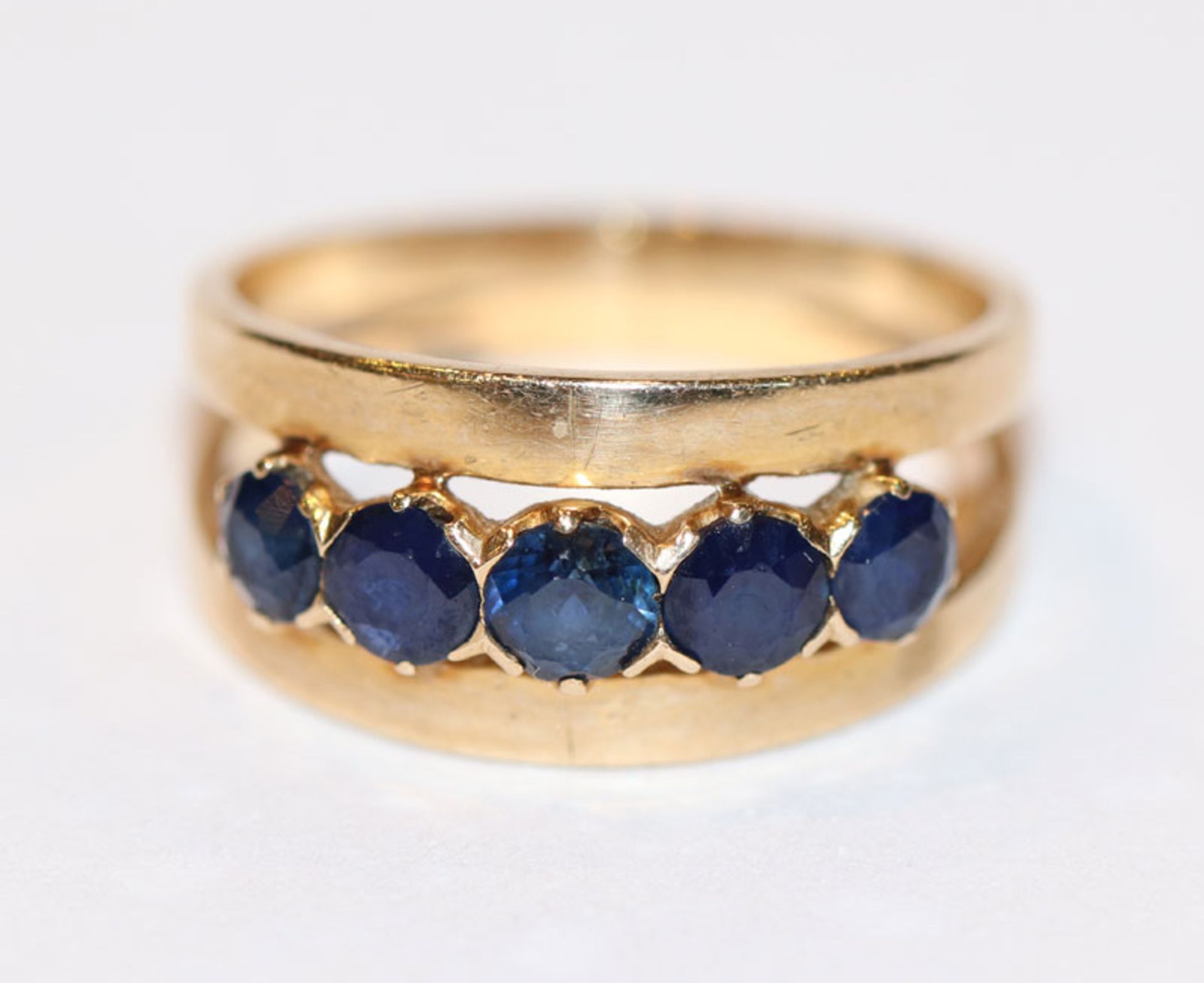 18 k Gelbgold Ring mit 5 blauen Farbsteinen, 3,8 gr., Gr. 52