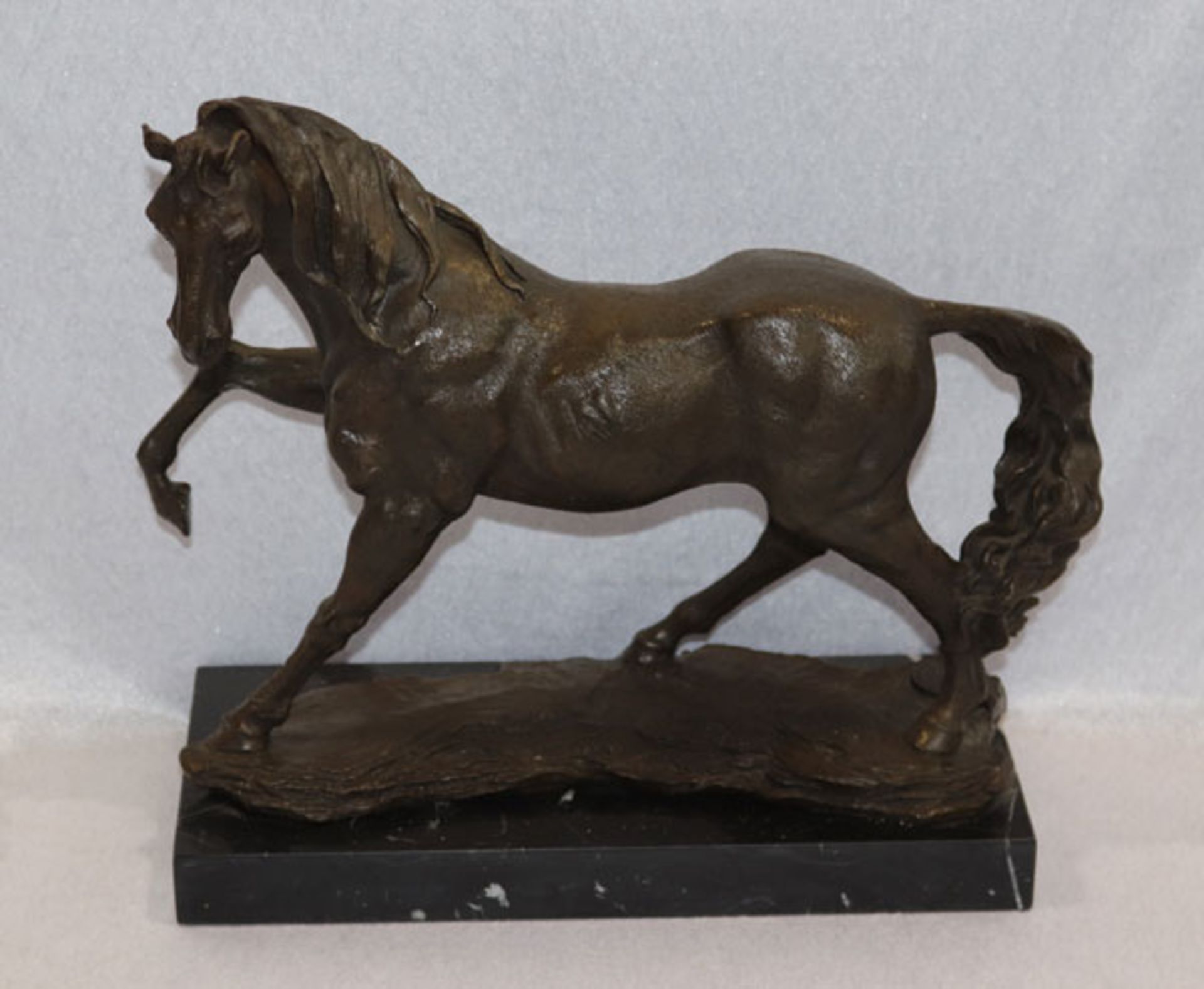Bronze Tierskulptur 'Pferd', mit Gußstempel nach Milo, auf schwarzem Marmorsockel, H 31 cm, B 36 cm,
