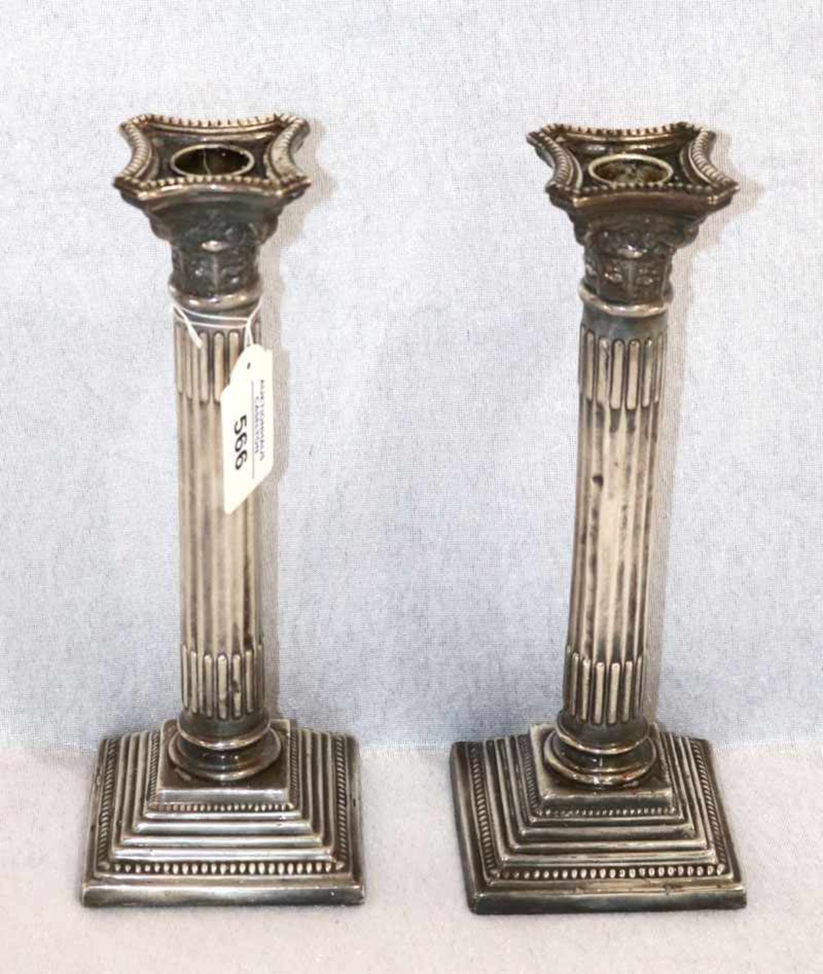 Paar Sterlingsilber Kerzenleuchter in Form von korinthischen Säulen, gefüllt, H 24 cm, 9 cm x 9