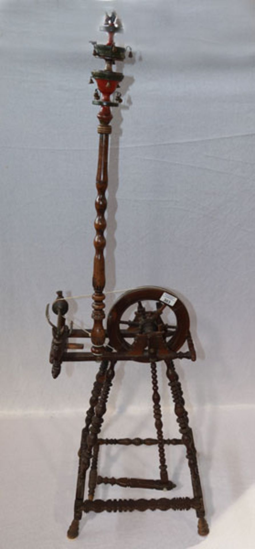 Holz Spinnrad, gedrechselt, wohl komplett, H 120 cm, B 37 cm, T 36 cm, Gebrauchsspuren, teils