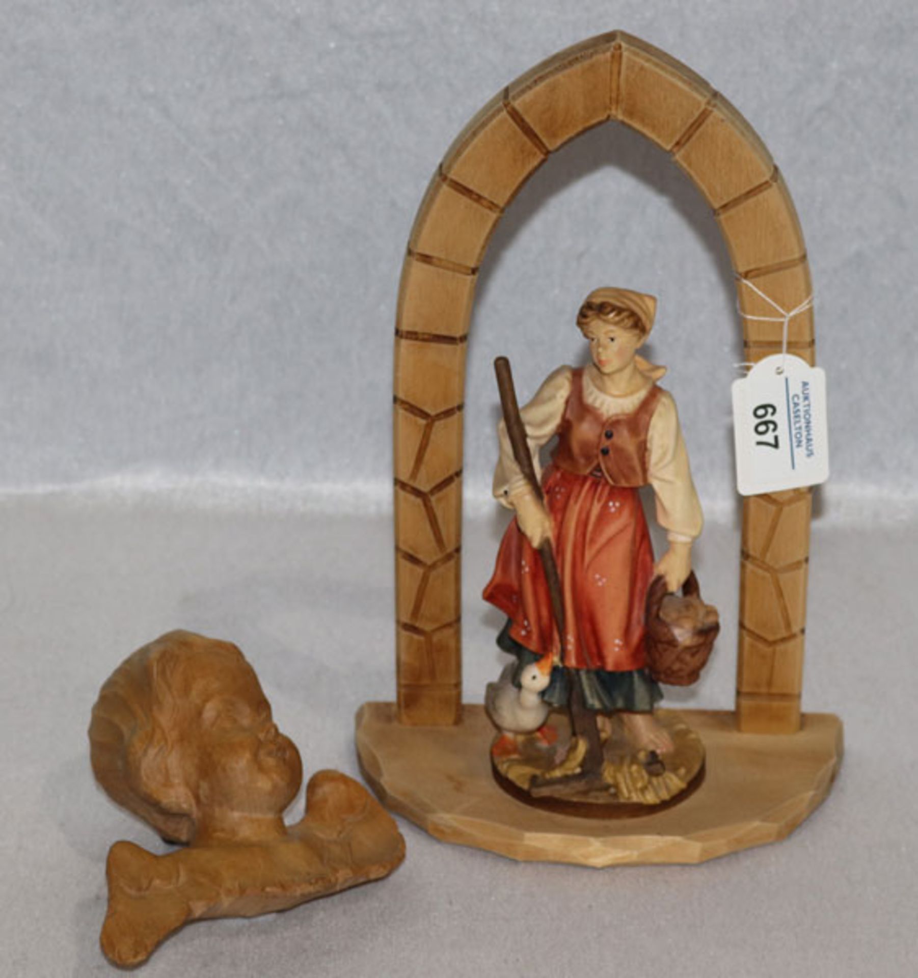 Figurenskulptur 'Bäuerin mit Gans', H 27 cm, B 17,5 cm, und Holz Putto, gebeizt, H 12 cm, B 13 cm