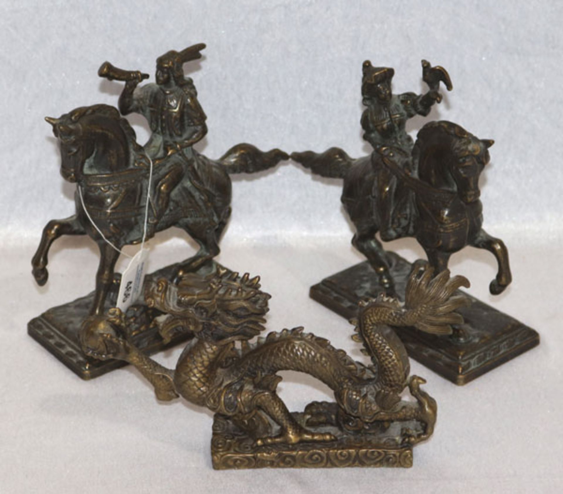 2 Metall Figuren 'Falkner zu Pferd' und 'Indianer zu Pferd', H 19 cm, und 'Drachen auf Sockel', H 12