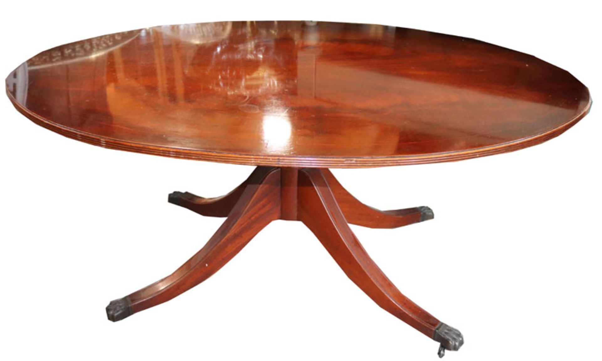 Ovaler Tisch auf Mittelfuß mit 4 Beinen, Löwentatzen auf Rollen, England, H 54 cm, B 120 cm, T 75