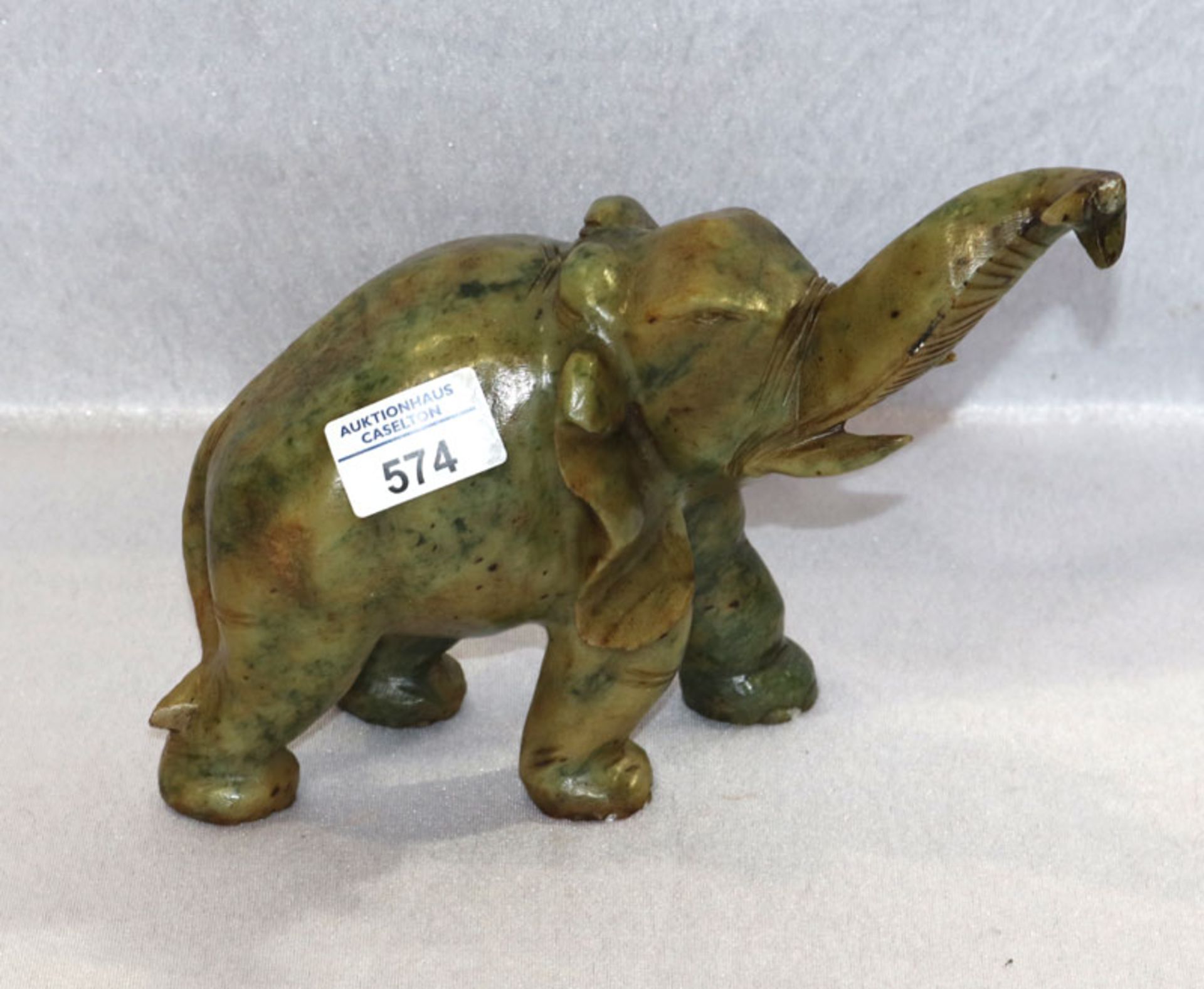 Tierskulptur 'Elefant' aus grünem Stein, am Rüssel und an einem Fuß bestossen, H 19 cm, B 24 cm, T