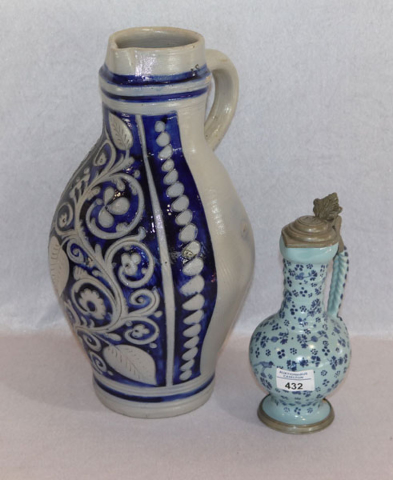 Steingut Henkelkrug, 5 Liter, mit Salzglasur, H 40 cm, D 27 cm, und Keamik Henkelkrug, hellblau