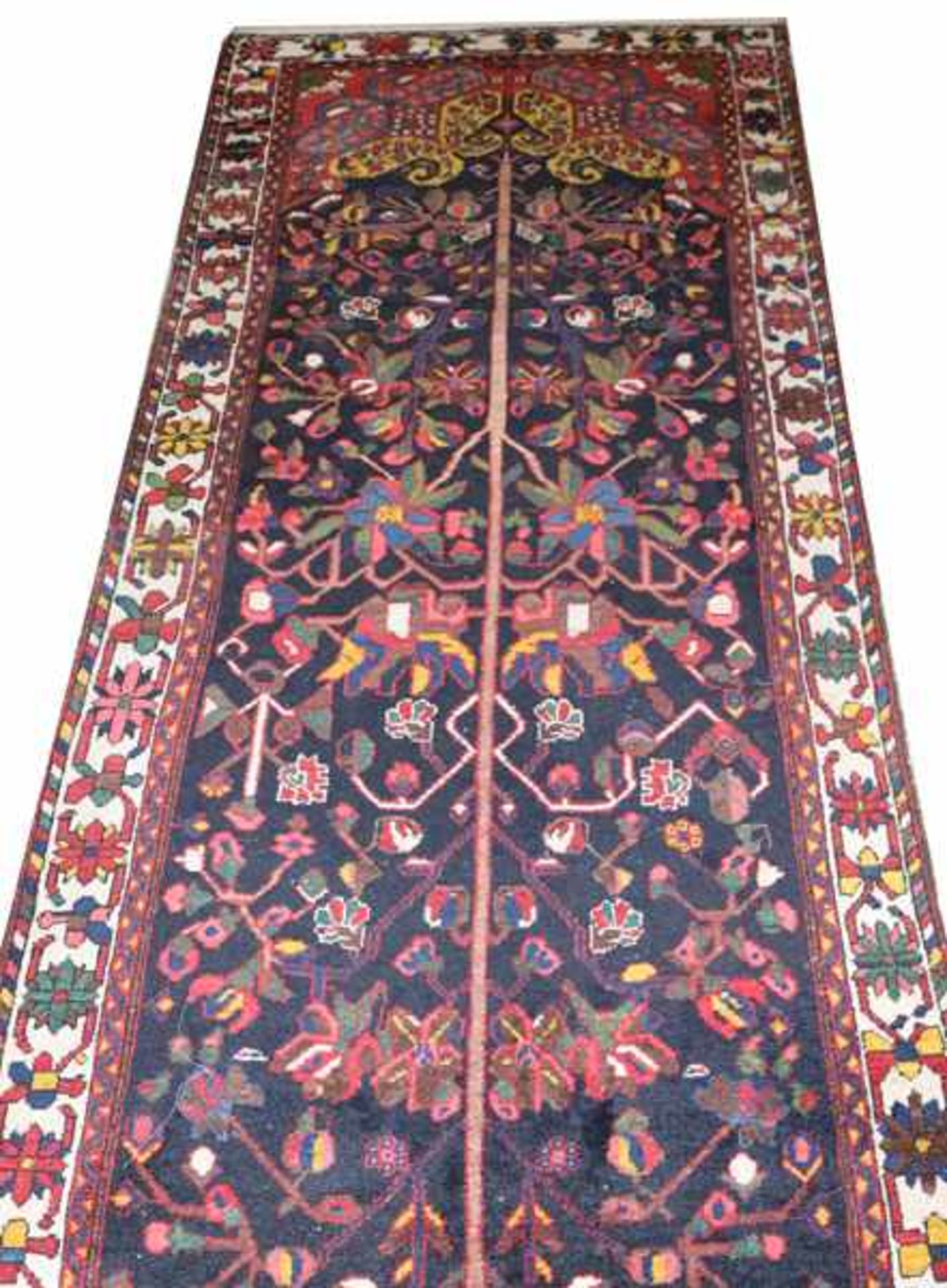 Läufer, schwarz/bunt, starke Gebrauchsspuren, teils beschädigt, 405 cm x 110 cm