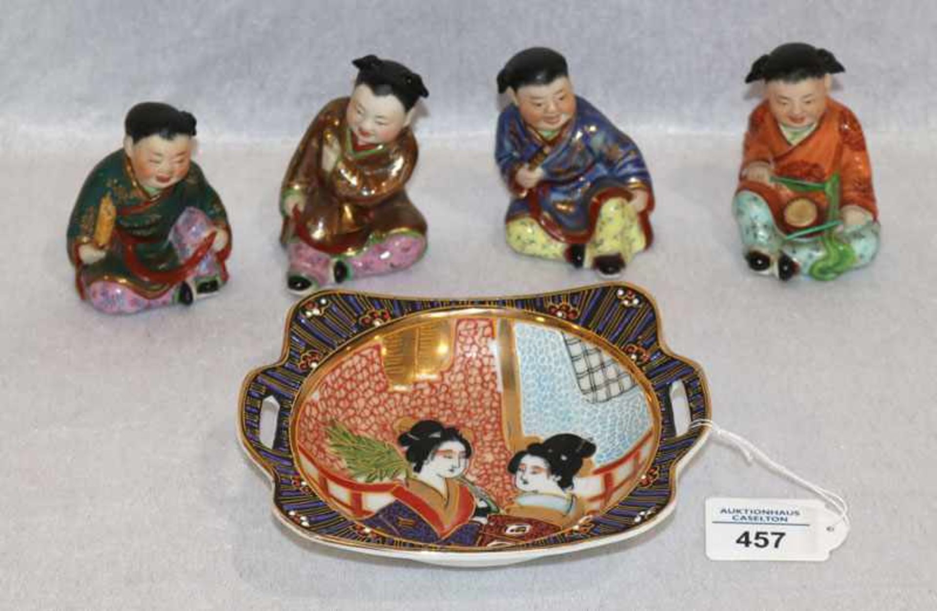Konvolut von 4 chinesichen Figuren, bemalt, H 8 cm, und japanisches Schälchen mit figürlichem Dekor,
