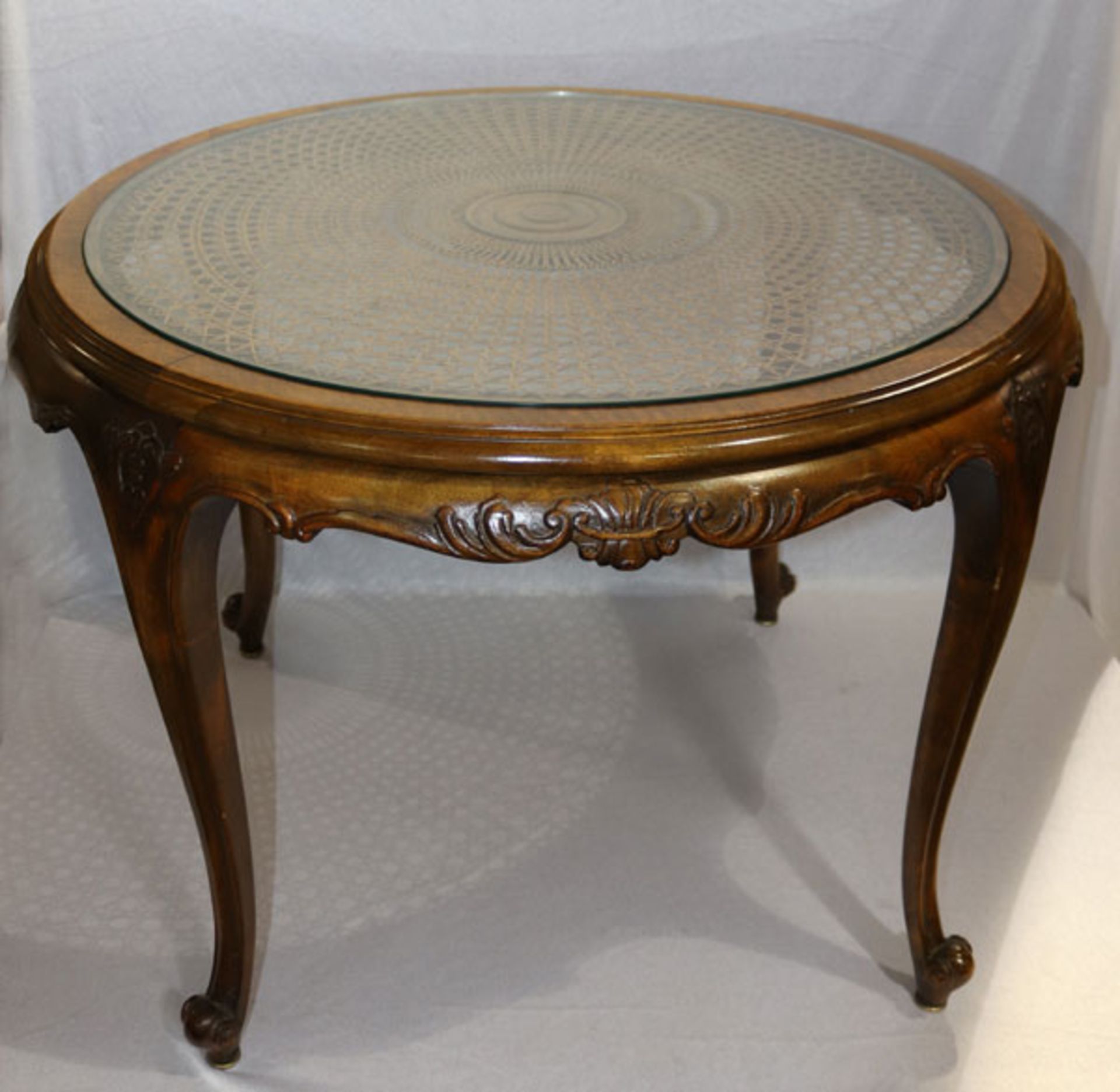 Runder Tisch in Art Chippendale mit Flechteinlage und Glasplatte, H 63 cm, D 85 cm, Gebrauchsspuren