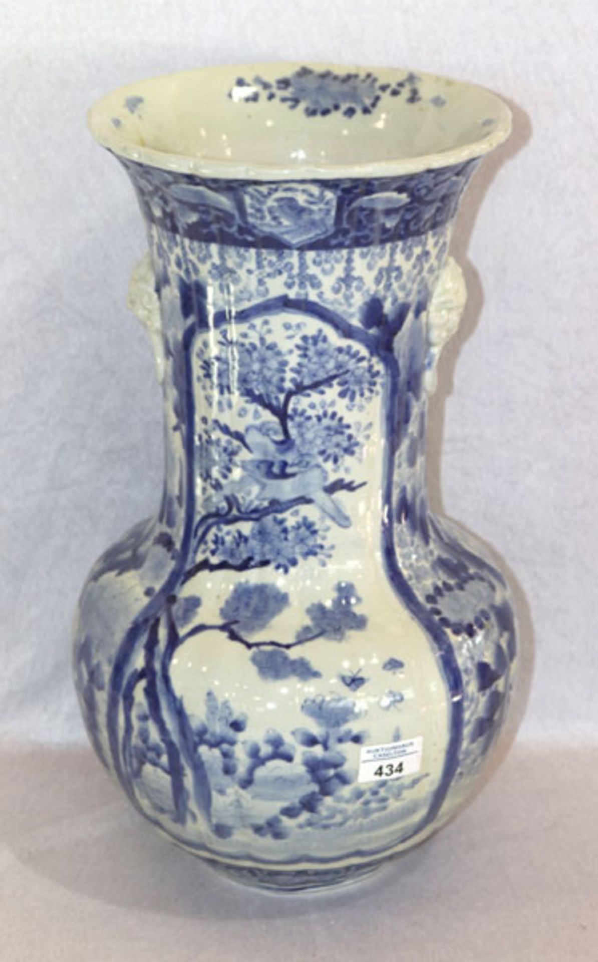 Asiatische Bodenvase mit blauem Dekor und seitlichen Löwenkopfreliefs, H 46 cm, D 29 cm, leicht