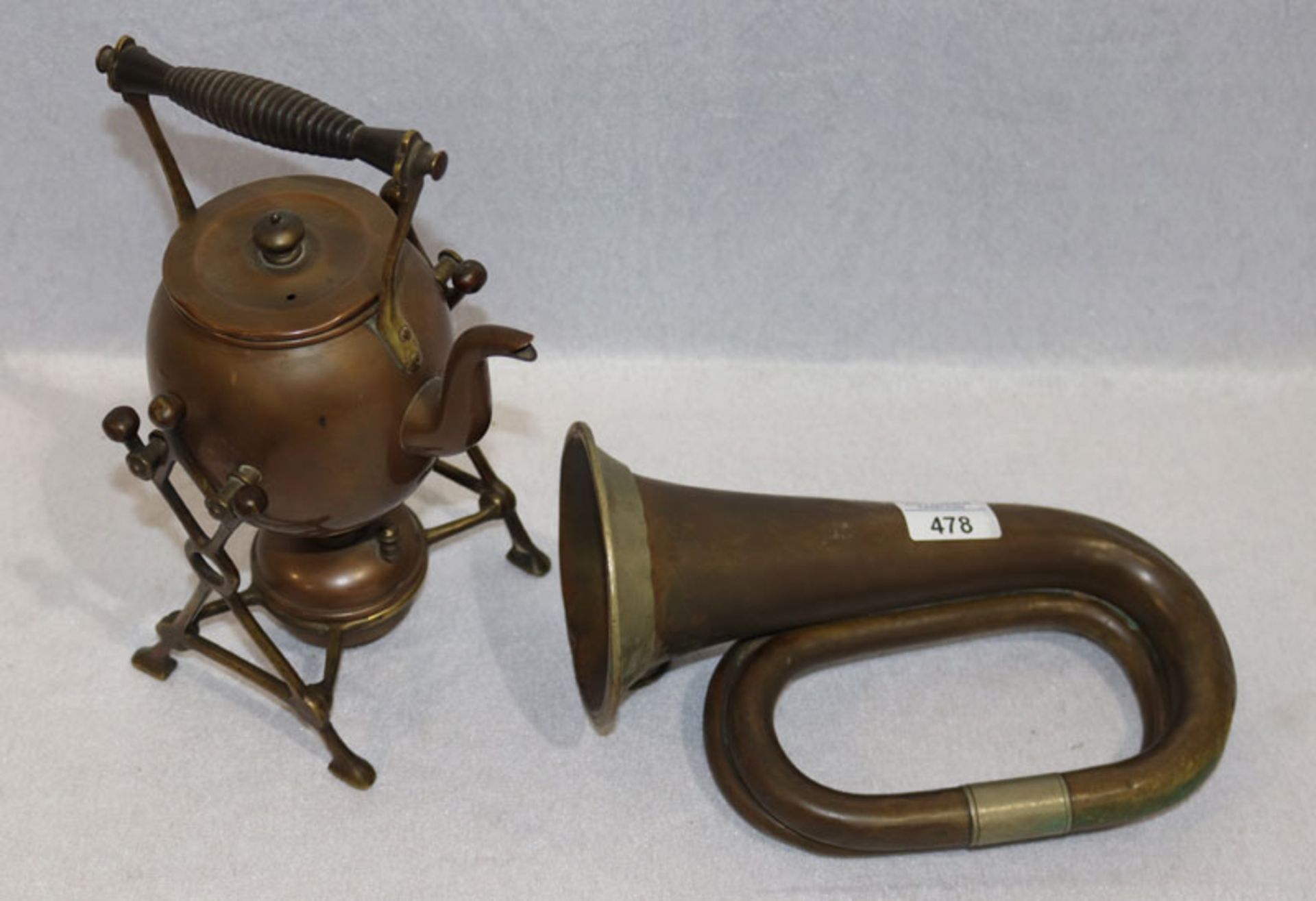 Kupfer Teekanne auf Stövchen, H 27 cm, B 15 cm, T 17 cm, und Posthorn, H 25 cm, B 18 cm, T 11 cm,