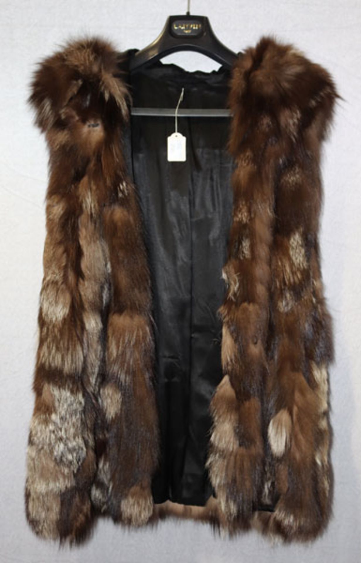 Pelzweste mit Kapuze aus verschiedenen Pelzteilen, ca. Gr. 42, getragen